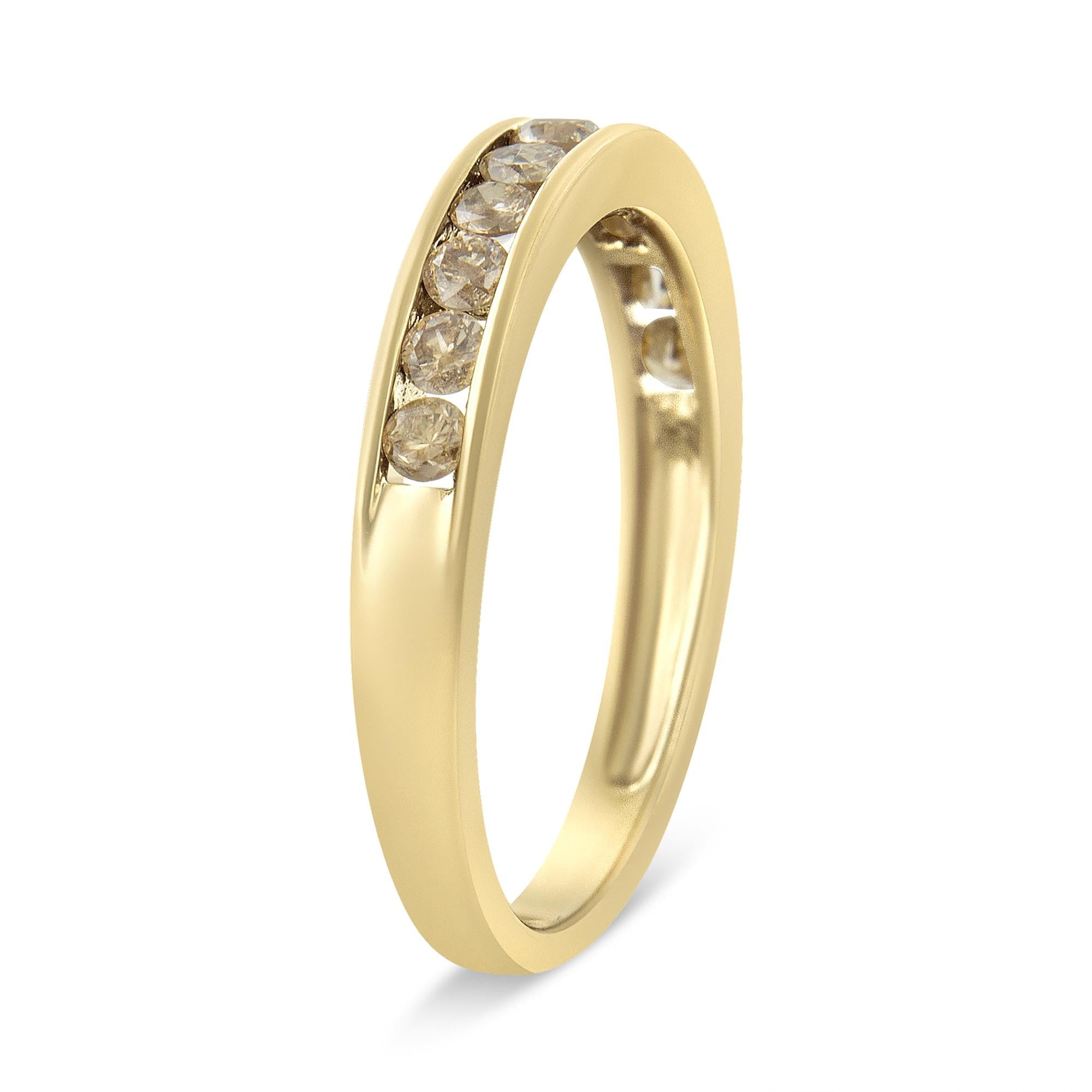 Anillo de plata de ley 925 bañada en oro amarillo de 14 quilates con 11 diamantes redondos color champán engastados en canal de 1/2 quilates (color KL, claridad I1-I2) - Friggin Jewelry