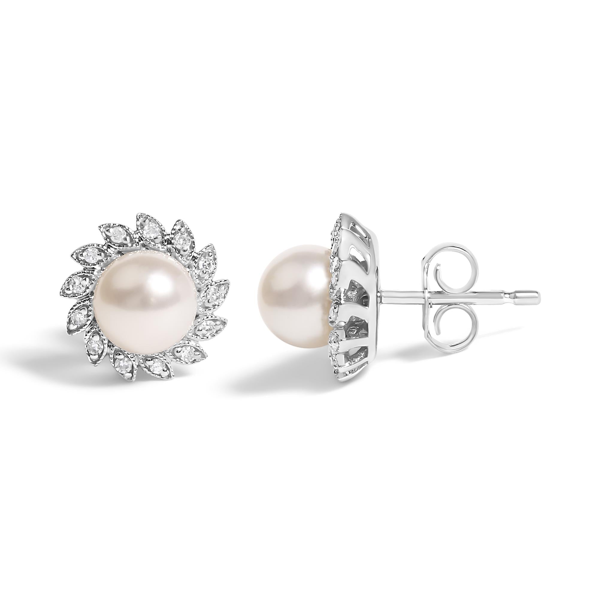 Aretes tipo botón de oro blanco de 10 quilates con halo de perla y diamantes estilo reliquia (color IJ, claridad I1-I2) - Friggin Jewelry