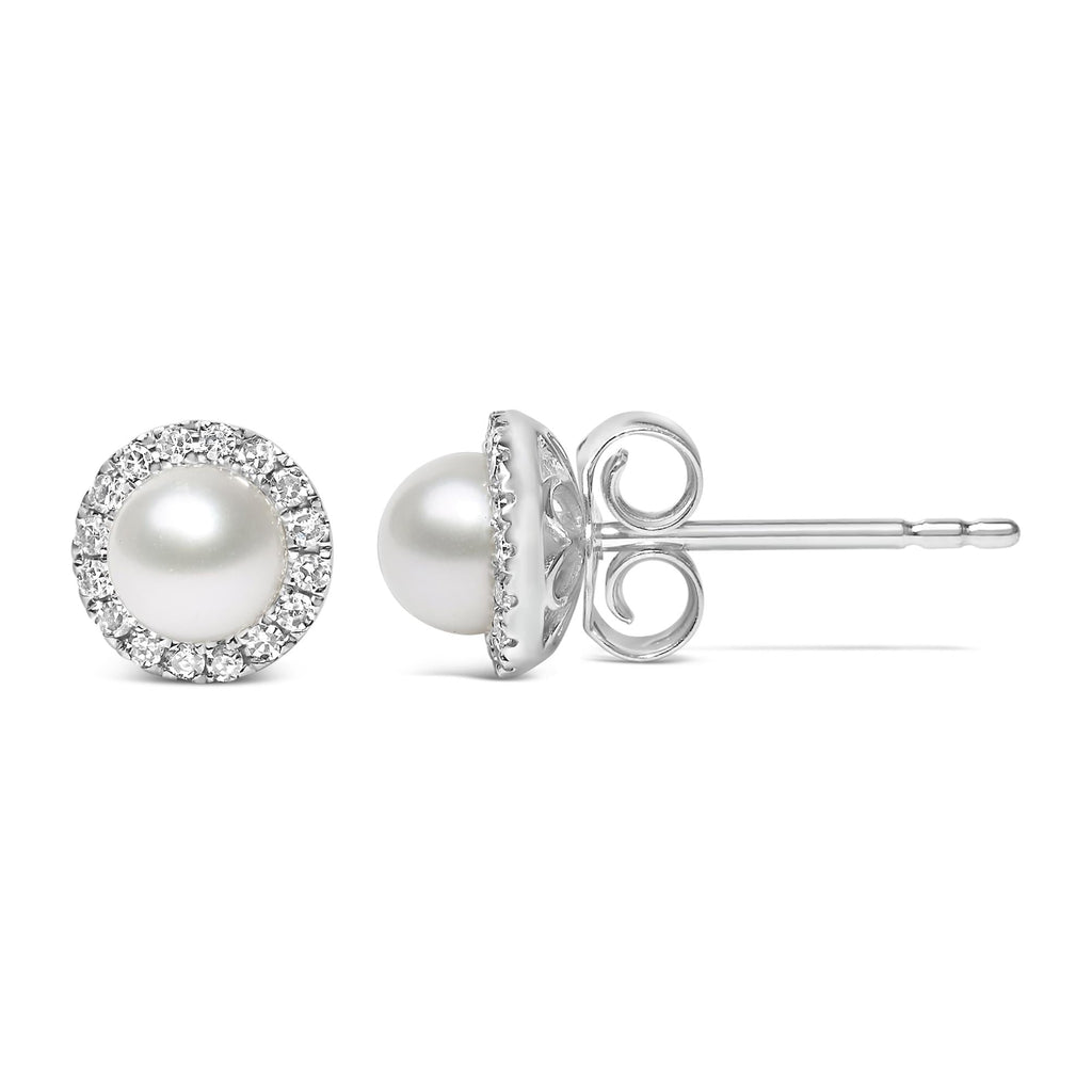 Aretes de oro blanco de 10 quilates con perla cultivada de agua dulce de 4,5 mm y halo de diamantes de 1/7 quilates (color IJ, claridad I1-I2) - Friggin Jewelry