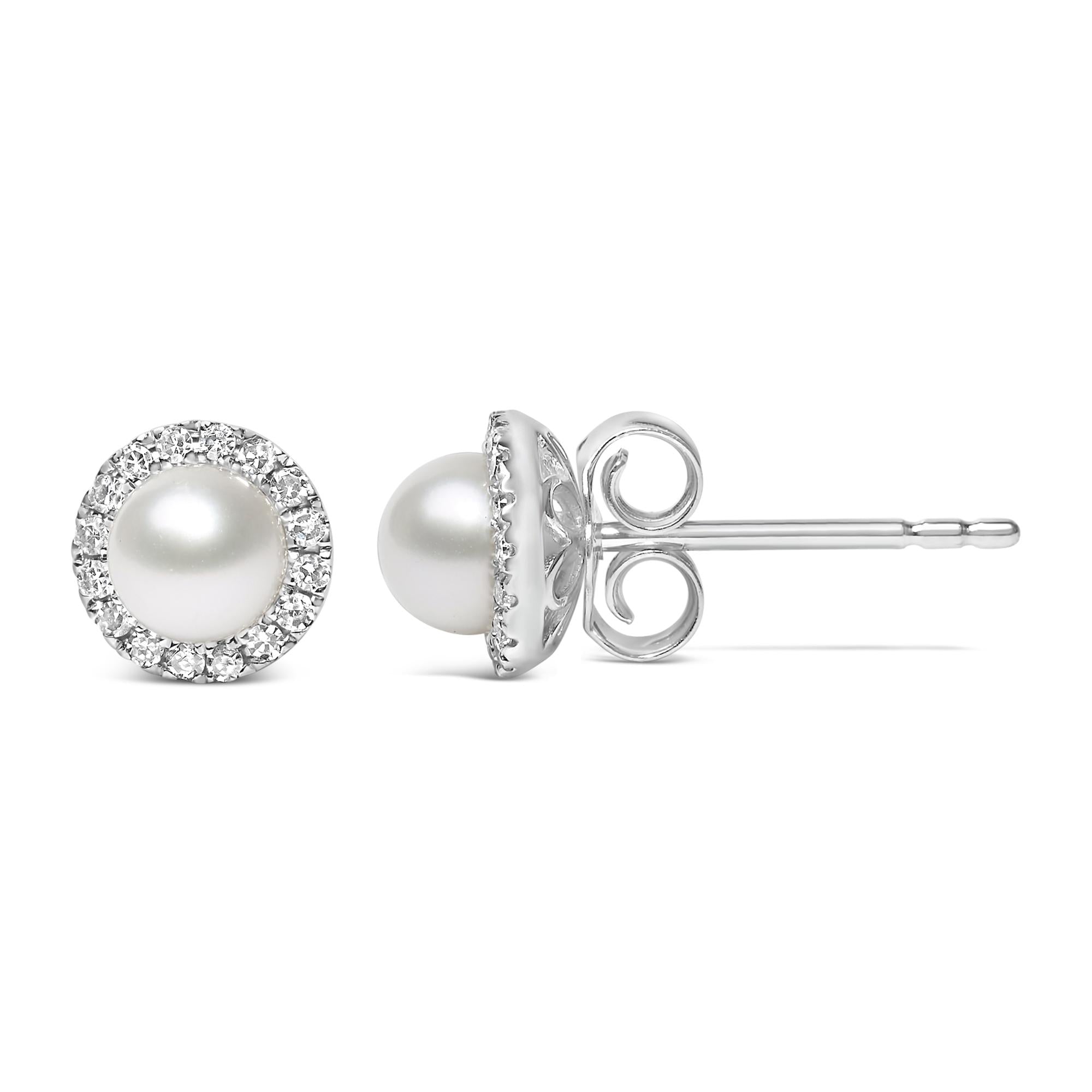 Aretes de oro blanco de 10 quilates con perla cultivada de agua dulce de 4,5 mm y halo de diamantes de 1/7 quilates (color IJ, claridad I1-I2) - Friggin Jewelry