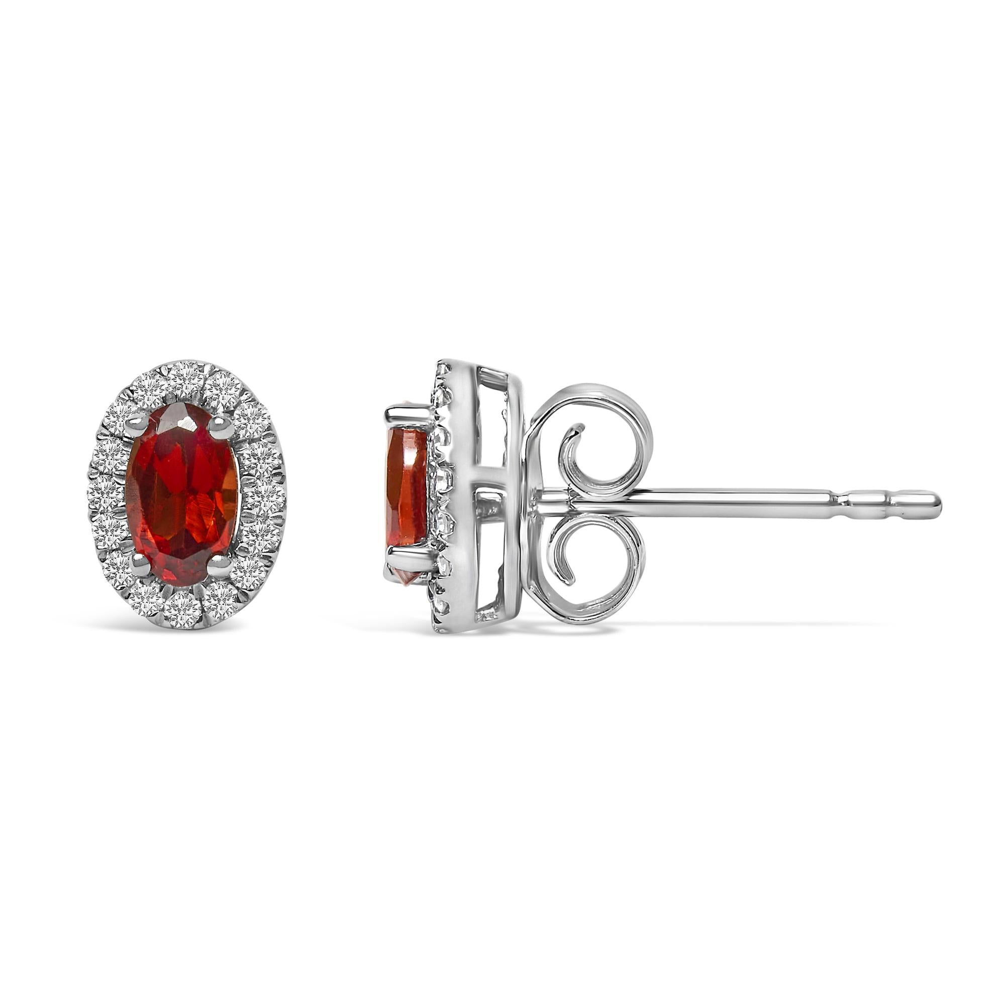 Orecchini a bottone con alone di diamanti e pietra portafortuna taglio ovale da 5x3 mm in oro bianco 10 carati (colore IJ, purezza I1-I2) - Friggin Jewelry