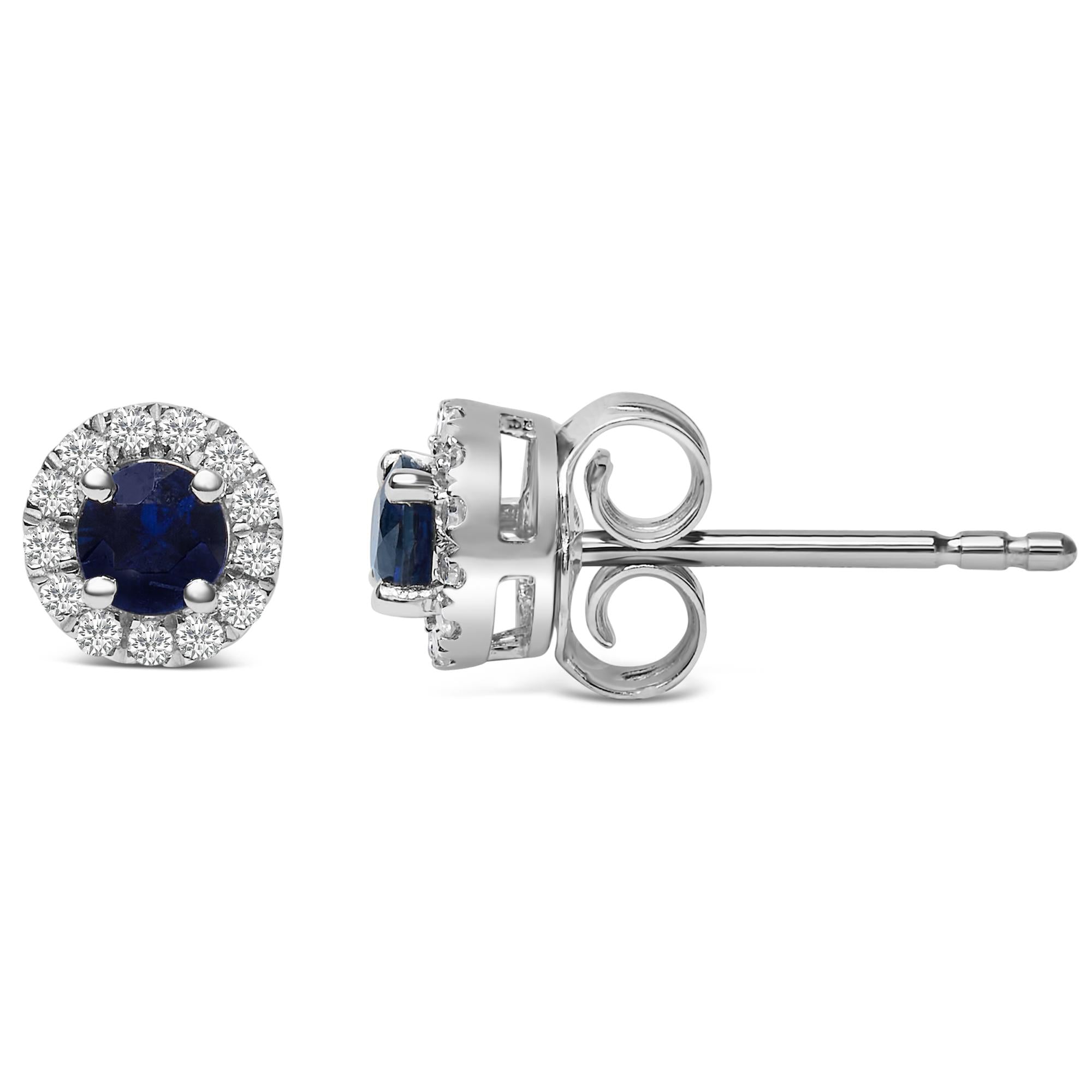 Aretes de oro blanco de 10 quilates con zafiro azul redondo de 3,25 mm x 3,25 mm y halo de diamantes de 1/10 quilates (color IJ, claridad I1-I2) - Friggin Jewelry