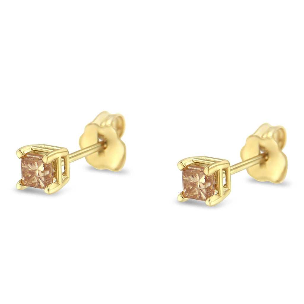 Aretes de oro amarillo de 14 k con 4 puntas y diamantes solitarios de talla princesa engastados a presión (color LM, claridad I1-I2) - Friggin Jewelry