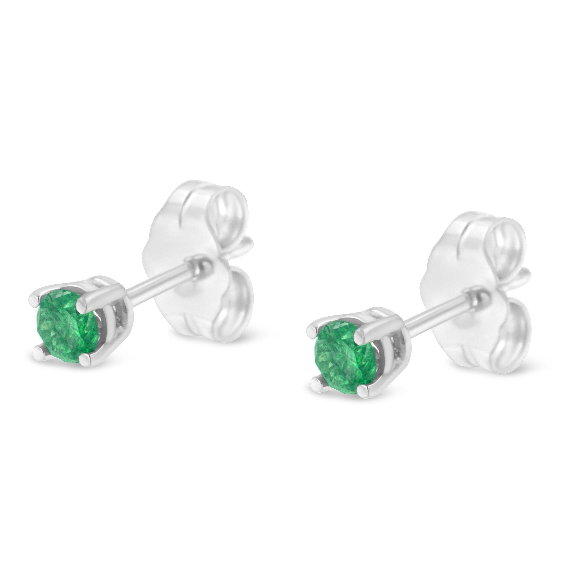 Pendientes clásicos de 4 puntas con diamantes verdes de talla brillante redonda de 1/4 ct en plata de ley 925 (color elegante, claridad I2-I3) - Friggin Jewelry