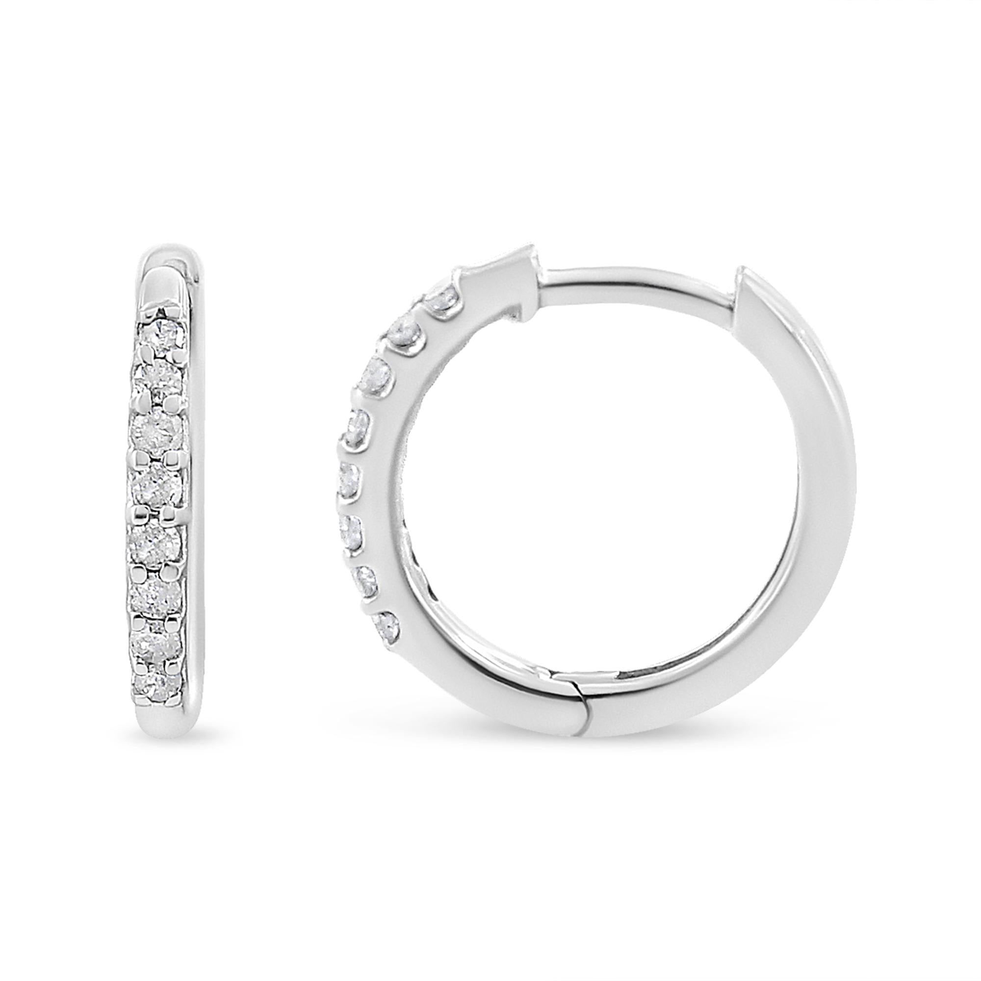 Orecchini a cerchio moderni in oro bianco 10 carati con diamanti taglio rotondo da 1/5 carati (colore IJ, purezza I3) - Friggin Jewelry
