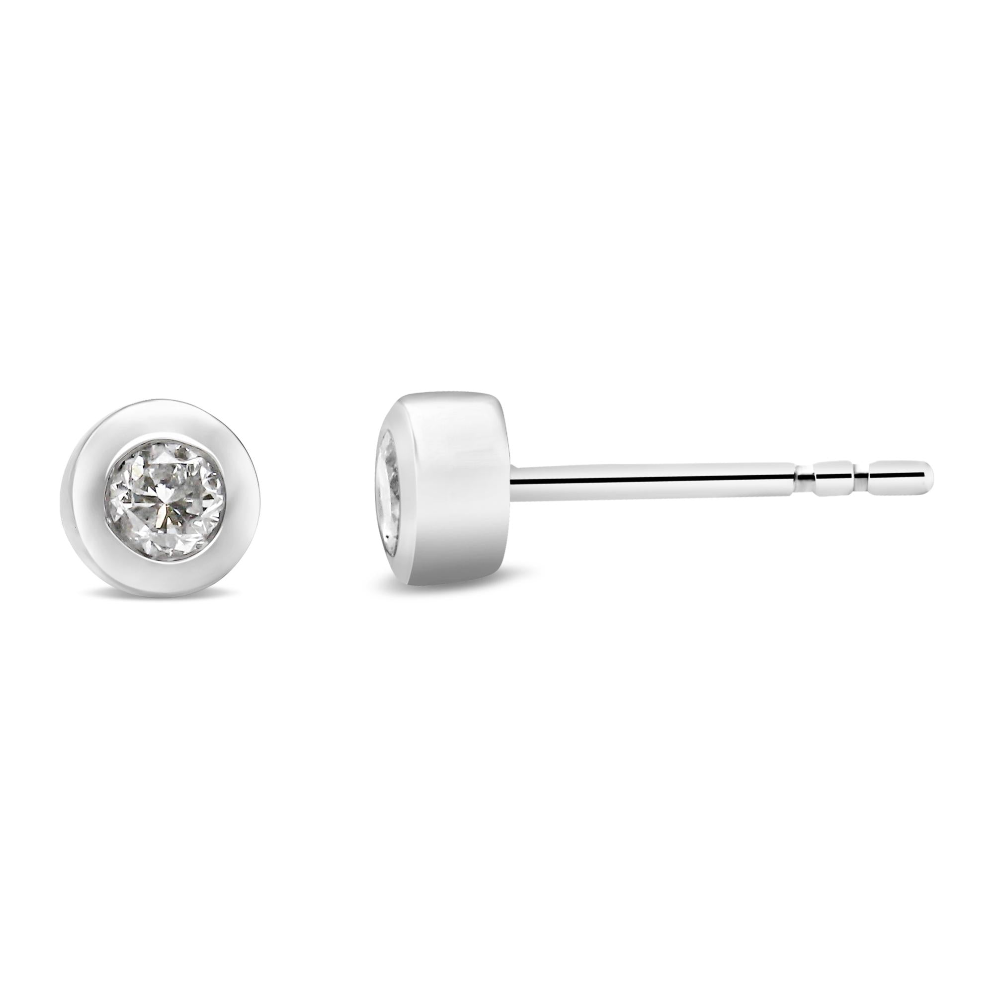 Aretes de oro blanco de 10 quilates con diamantes redondos de talla brillante de 1/5 quilates, casi incoloros, engastados en bisel (color HI, claridad I1-I2) - Friggin Jewelry