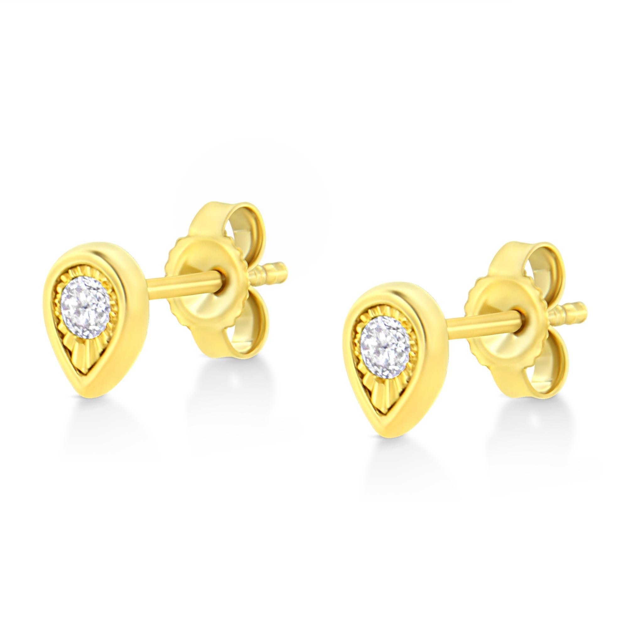 Aretes de plata de ley 925 bañados en oro amarillo de 10 quilates con diamantes engastados milagros de 1/10 quilates (formas a elegir) - Friggin Jewelry