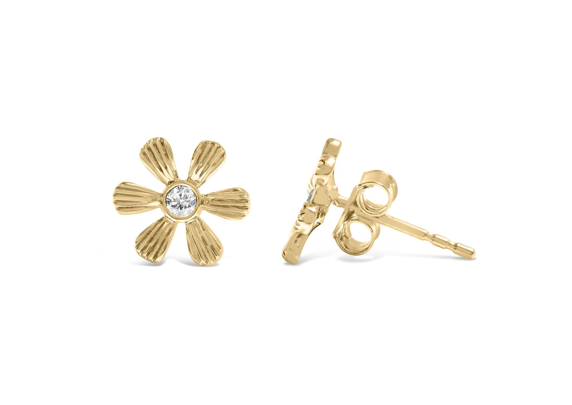 Aretes de oro amarillo de 10 quilates con diseño floral, engastado en bisel y detalles de diamantes, acabado martillado (color IJ, claridad I1-I2) - Friggin Jewelry