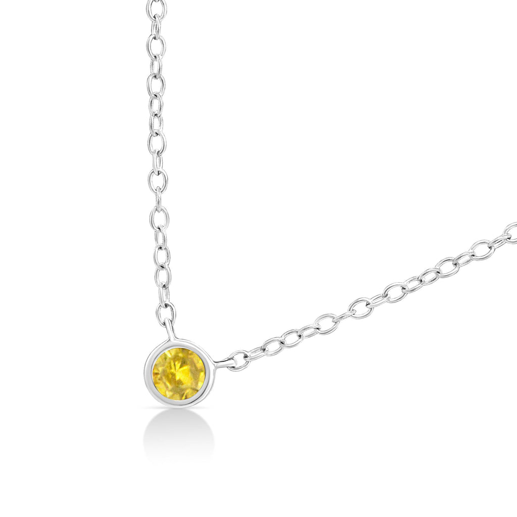 Collar con colgante ajustable solitario de 40,6 a 45,7 cm en plata de ley 925 con diamantes de colores de 1/10 ct y engaste en bisel (color realzado, claridad I1-I2) - Friggin Jewelry