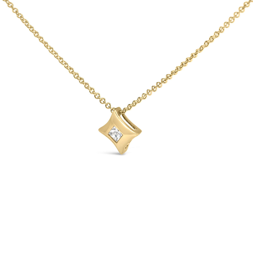 Collana con pendente solitario a forma di aquilone con diamanti da principessa incastonati a castone da 1/5 carati in oro 10 carati - Friggin Jewelry