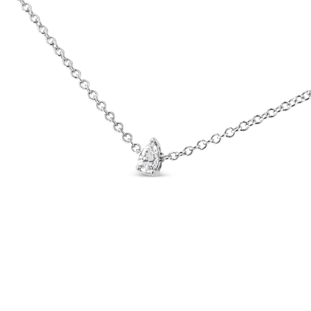 Collar con colgante solitario de diamante cultivado en laboratorio en forma de pera en oro blanco de 14 quilates (color FG, claridad VS2-SI1) - Friggin Jewelry