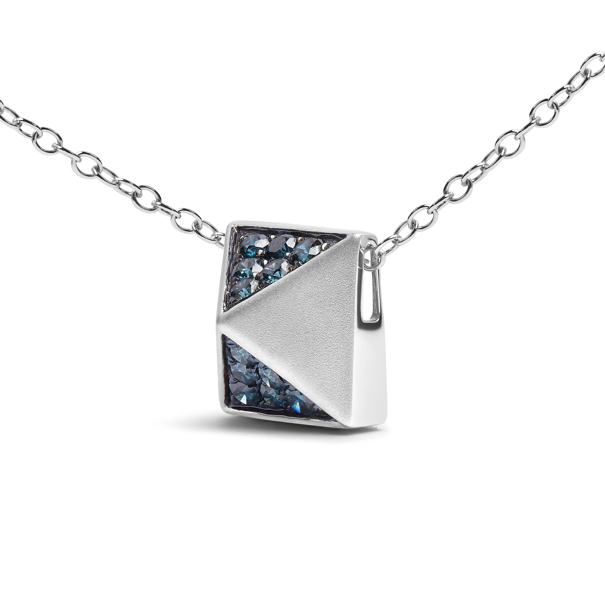 Collana con ciondolo a forma di piramide in oro bianco 14 carati con diamante blu trattato da 1/4 ct e finitura opaca (colore blu, purezza SI1-SI2) - 18 pollici - Friggin Jewelry