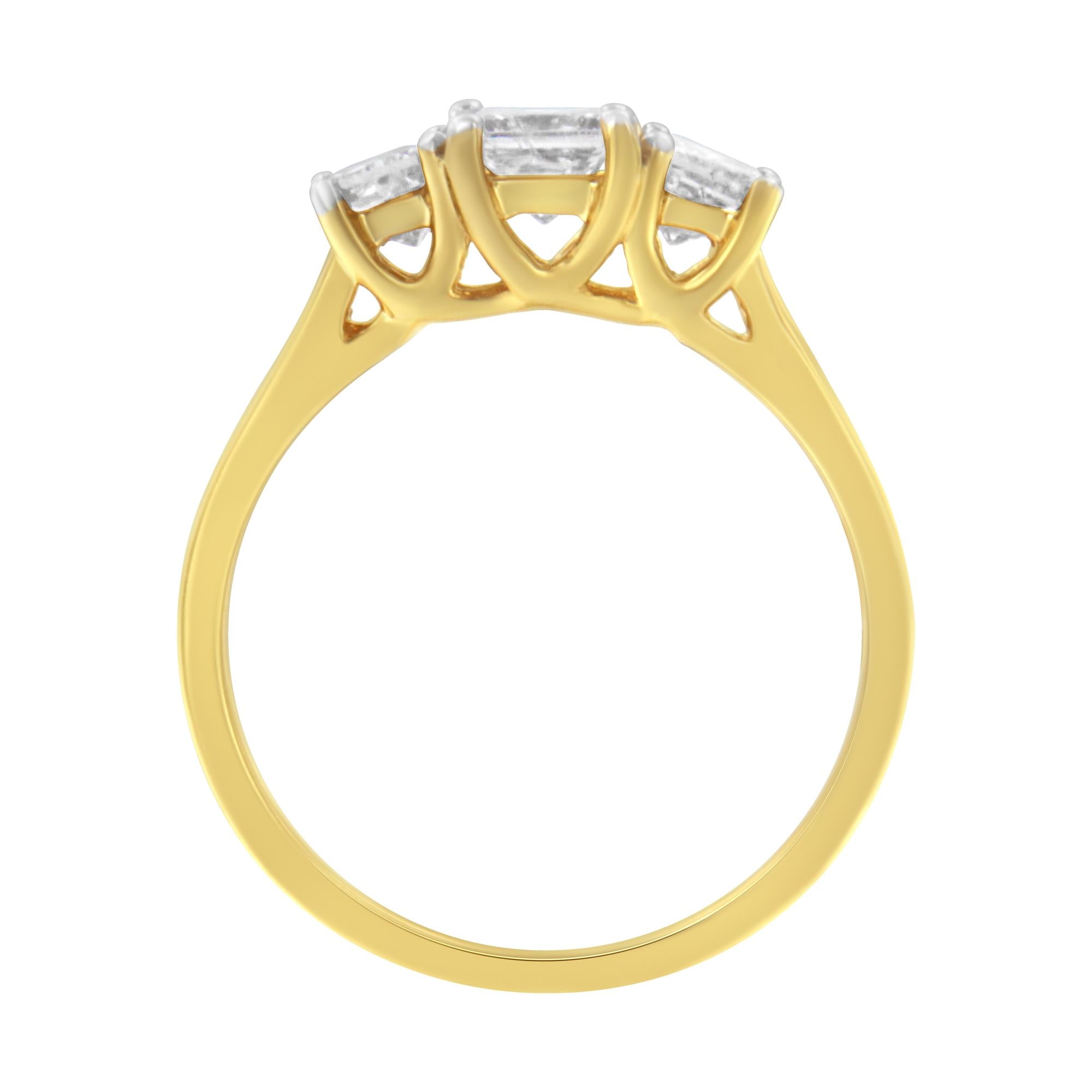 Anello a fascia con tre pietre in oro giallo 10 carati e diamanti taglio principessa (1 carato, colore JK, purezza I1-I2) - Friggin Jewelry