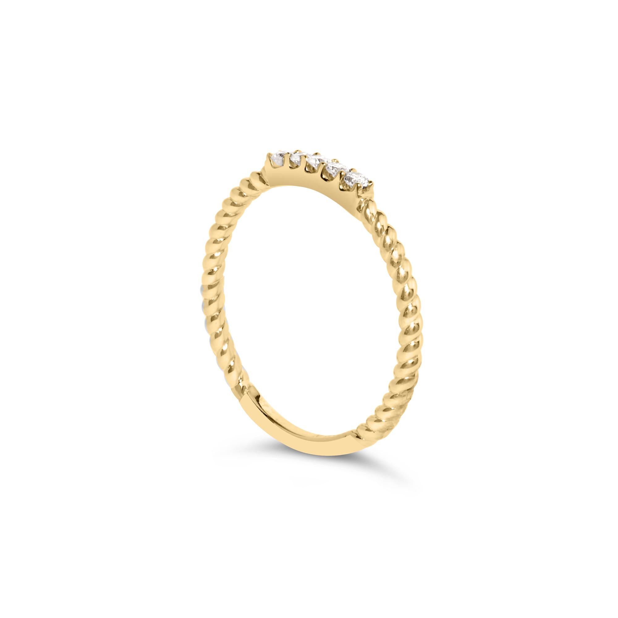 Anillo de oro amarillo de 10 quilates con 1/10 quilates de diamantes y 5 piedras con banda trenzada (color IJ, claridad I2-I3) - Friggin Jewelry
