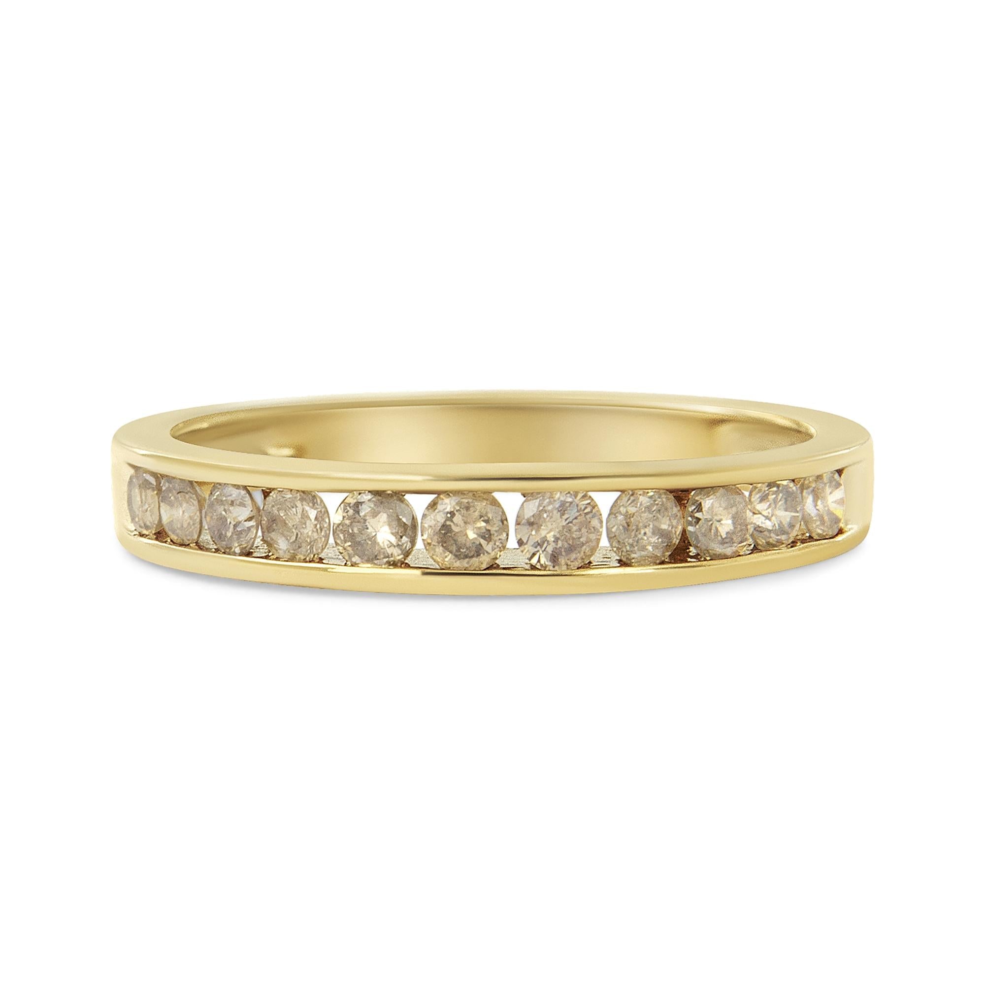 Anillo de plata de ley 925 bañada en oro amarillo de 14 quilates con 11 diamantes redondos color champán engastados en canal de 1/2 quilates (color KL, claridad I1-I2) - Friggin Jewelry