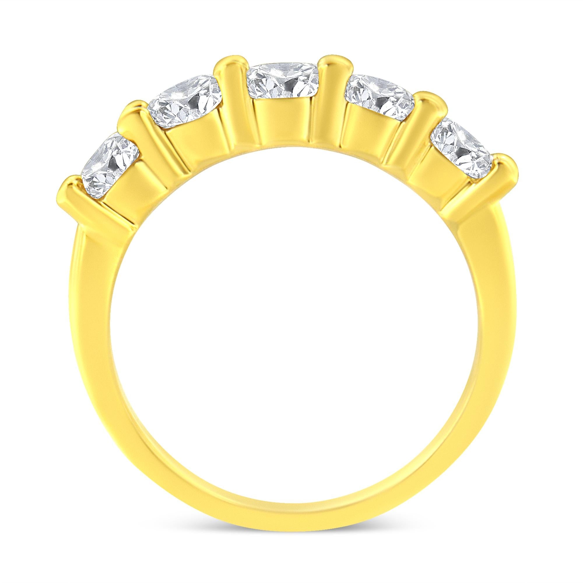 Anillo de aniversario o boda en plata de ley 925 bañada en oro amarillo de 14 quilates con diamantes de talla redonda brillante de 1 1/2 quilates engastados en garras compartidas (color KL, claridad SI2-I1) - Friggin Jewelry