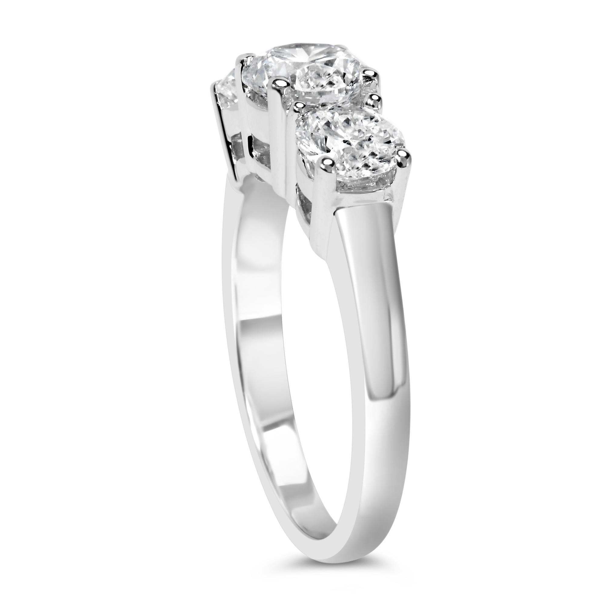 Anillo de oro blanco de 14 quilates con 2,00 quilates de diamantes cultivados en laboratorio y 3 piedras (color FG, claridad VS1-VS2) - Friggin Jewelry