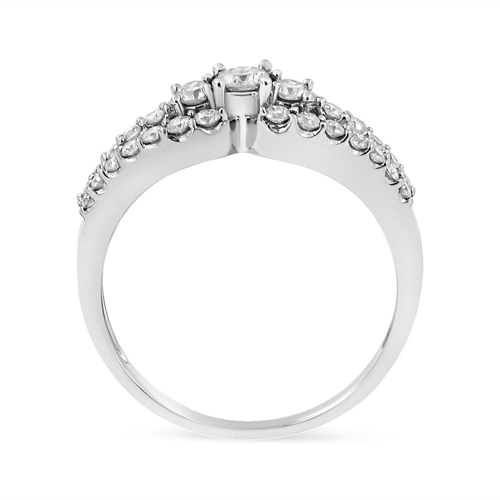 Anello a fascia con gambo diviso in tre pietre e diamanti taglio rotondo da 1/2 carati in oro bianco 10 carati (colore HI, purezza SI1-SI2) - Friggin Jewelry