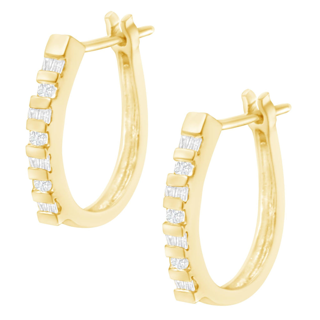 Orecchini a cerchio oblungo con chiusura a leva in oro giallo 10 carati con diamanti taglio rotondo e baguette (¼ ct, colore IJ, purezza I2-I3) - Friggin Jewelry