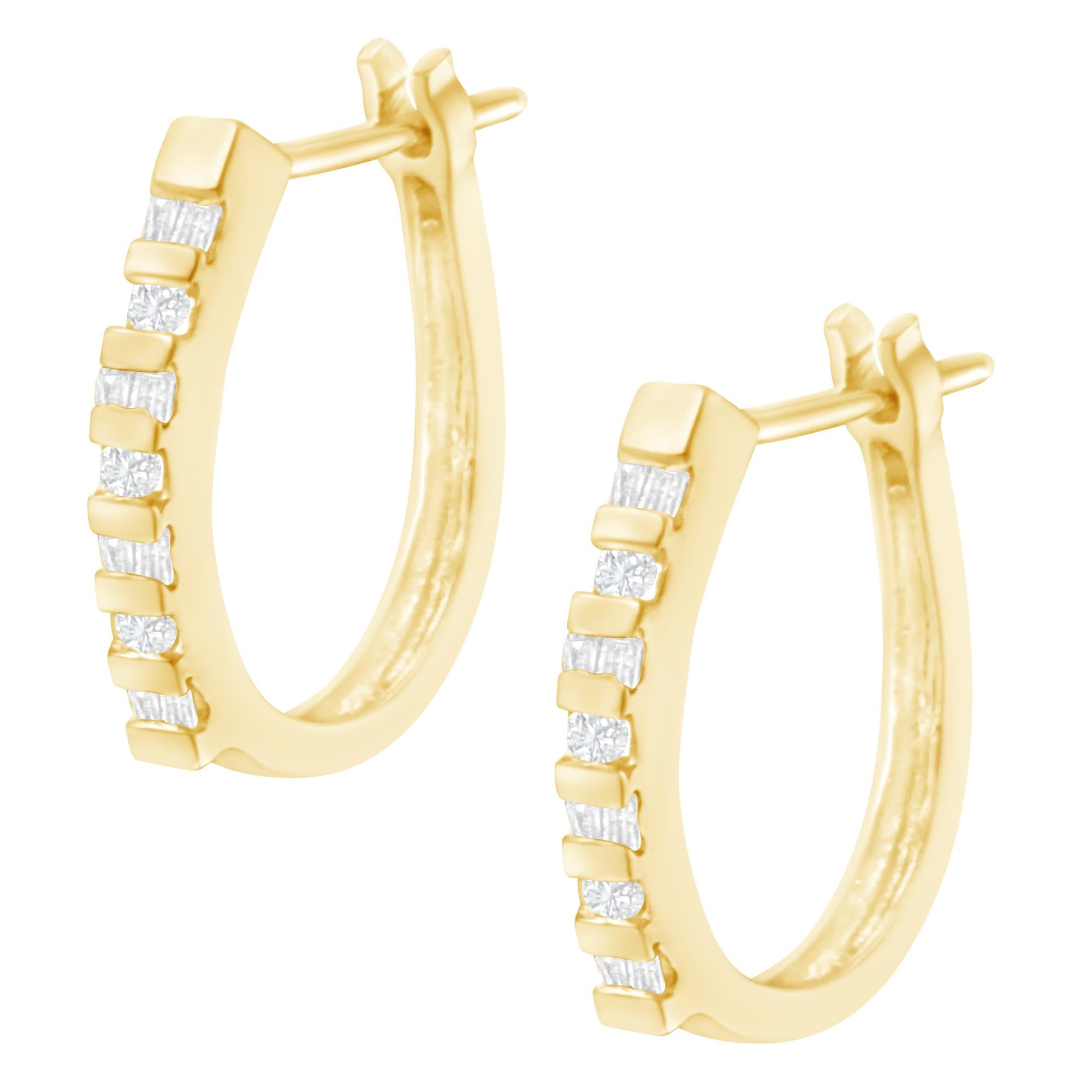 Orecchini a cerchio oblungo con chiusura a leva in oro giallo 10 carati con diamanti taglio rotondo e baguette (¼ ct, colore IJ, purezza I2-I3) - Friggin Jewelry