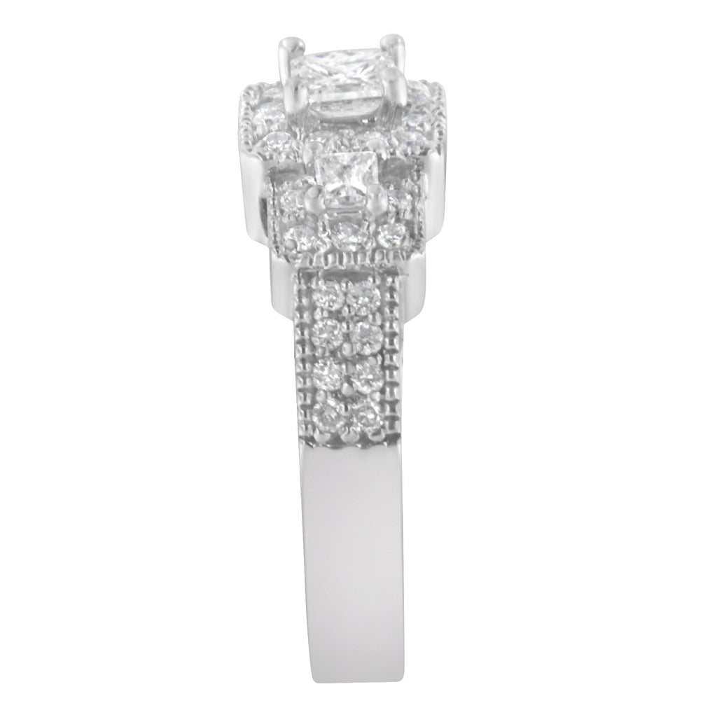 Anello in oro bianco 14 carati con tre diamanti taglio principessa e taglio rotondo (1 carato, colore HI, purezza I1-I2) - Friggin Jewelry