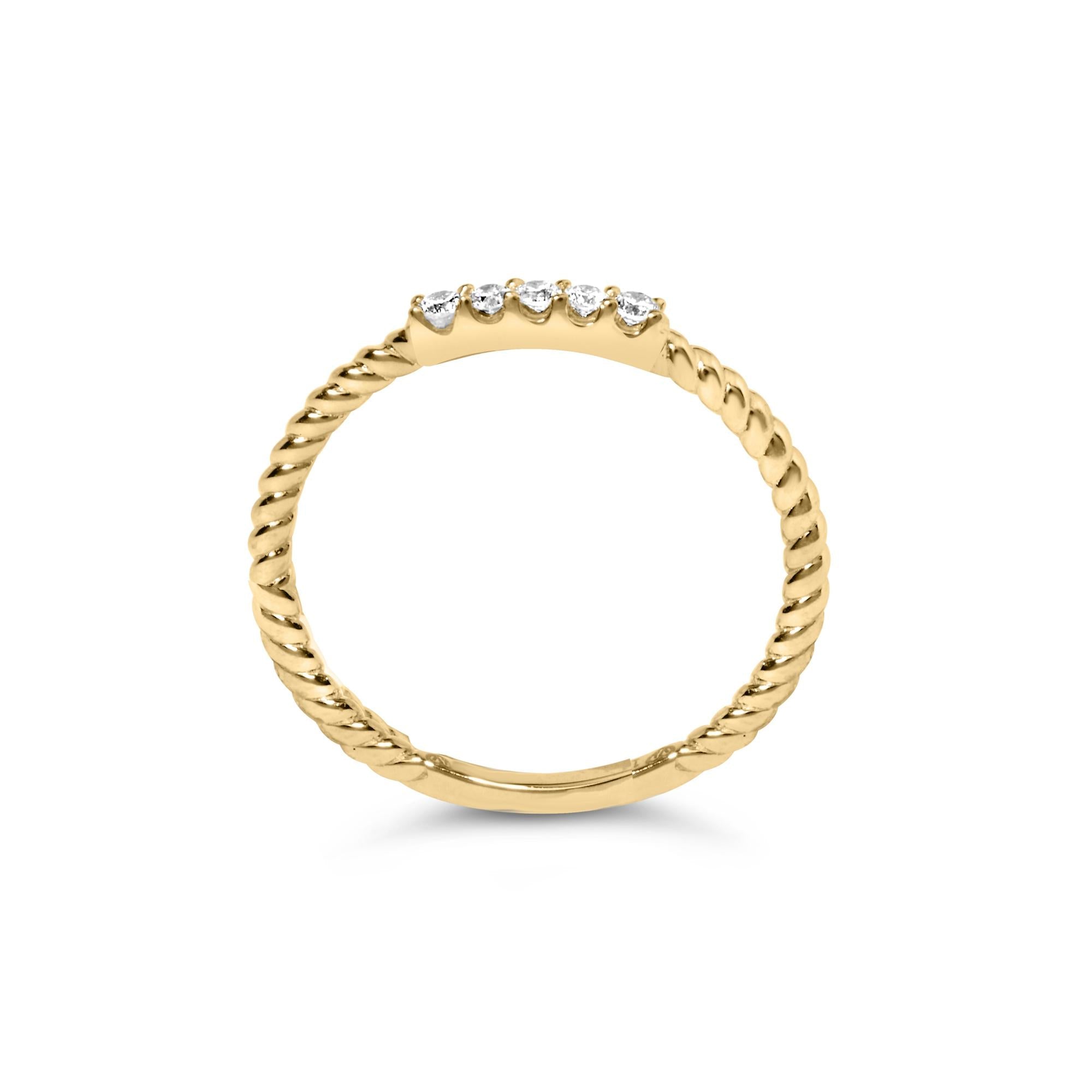 Anillo de oro amarillo de 10 quilates con 1/10 quilates de diamantes y 5 piedras con banda trenzada (color IJ, claridad I2-I3) - Friggin Jewelry