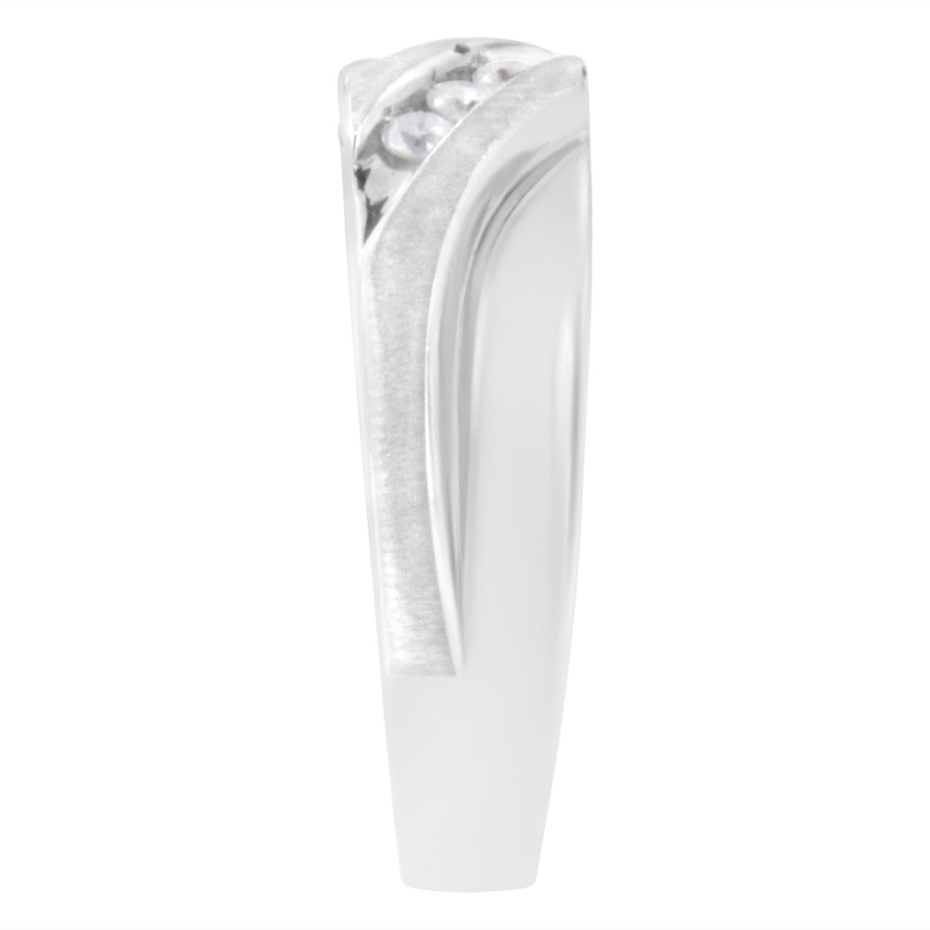 Anillo de bodas para hombre en oro blanco de 10 quilates con diamantes de 1/10 quilates y tres piedras engastadas en canal (color IJ, claridad I1-I2) - Friggin Jewelry
