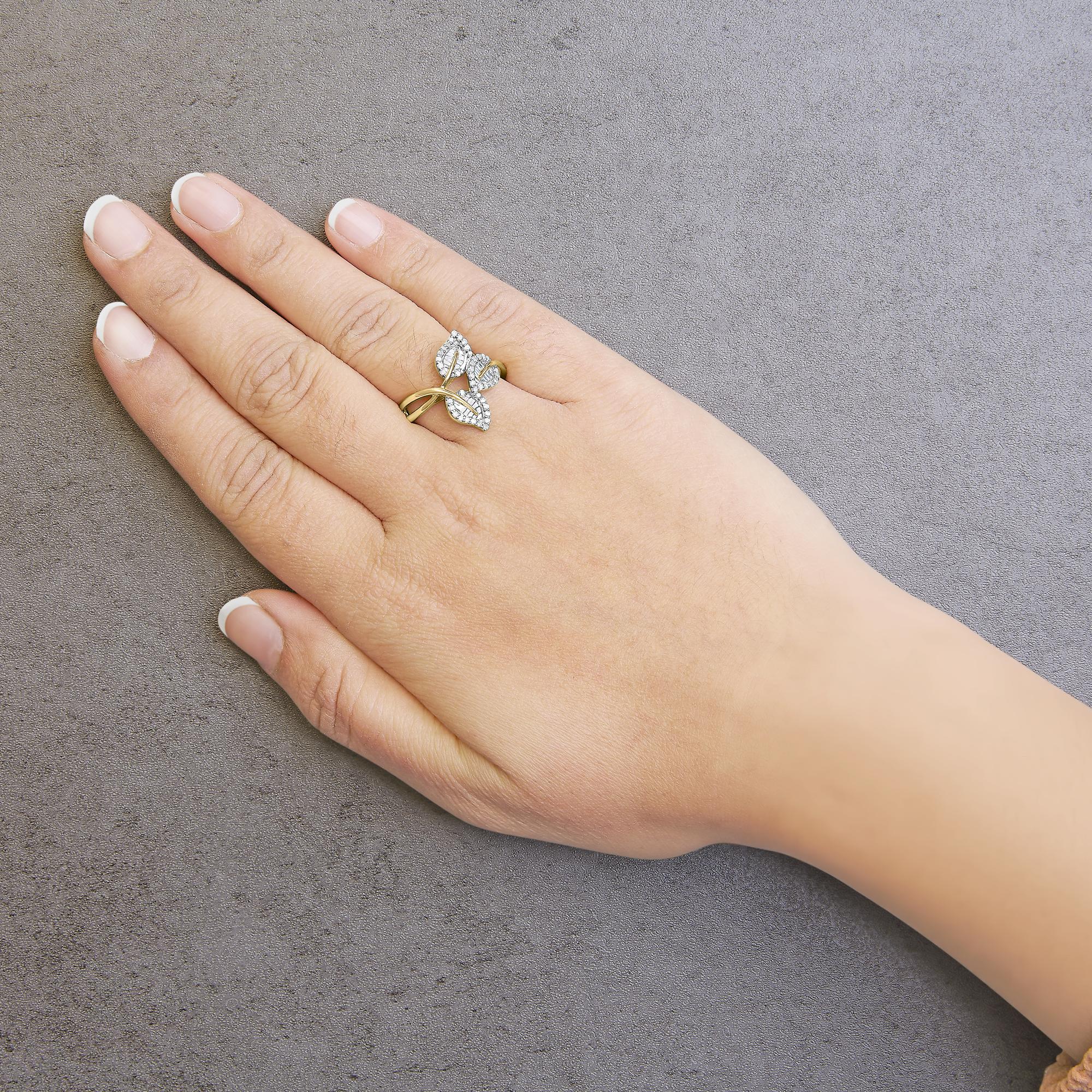 Anello a tripla foglia con taglio baguette e diamanti rotondi da 1/2 carati placcato oro giallo 18 carati in argento sterling 925 (colore IJ, purezza I1-I2) - Friggin Jewelry