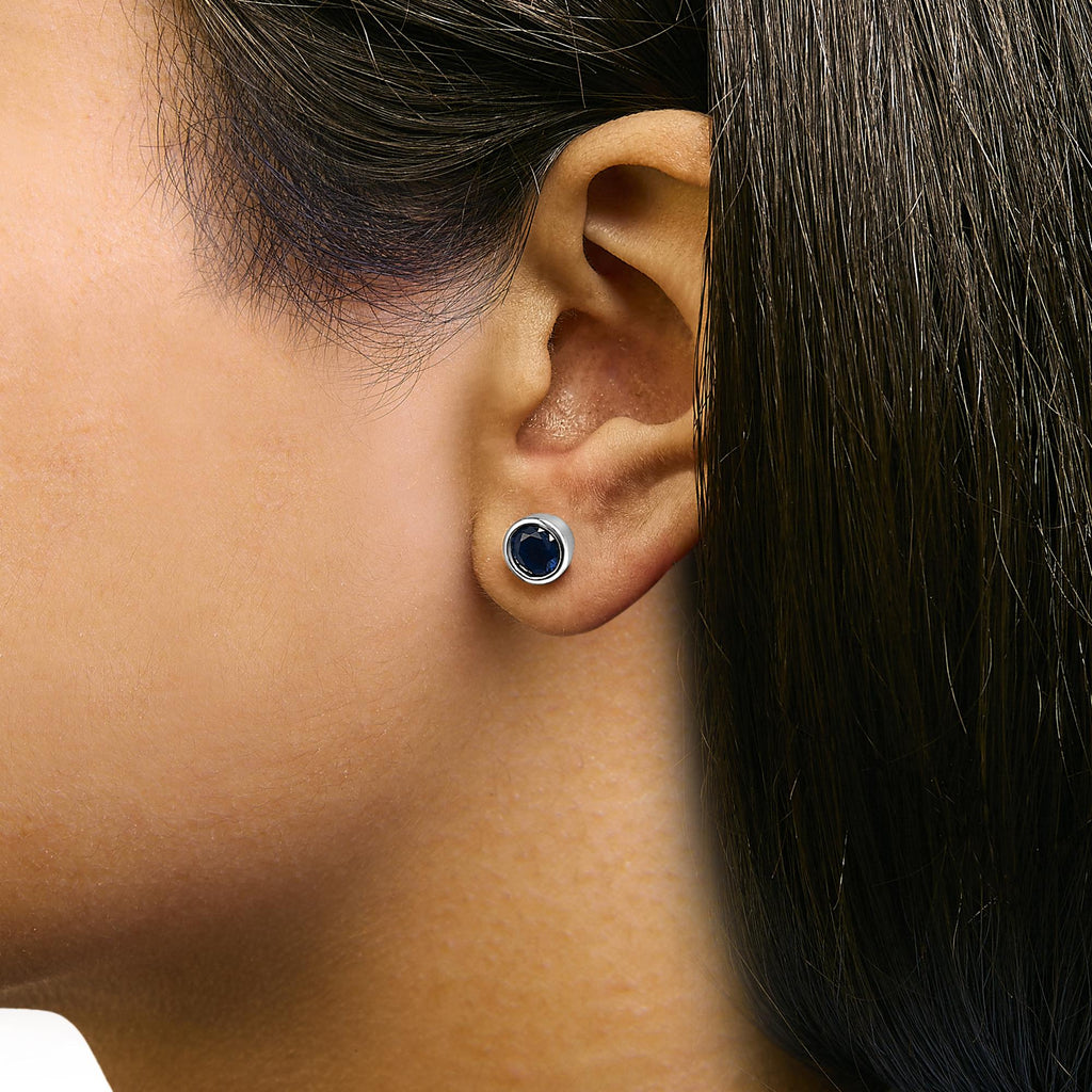 Pendientes solitarios de plata de ley 925 de 6 mm con gema creada engastada en bisel - Friggin Jewelry