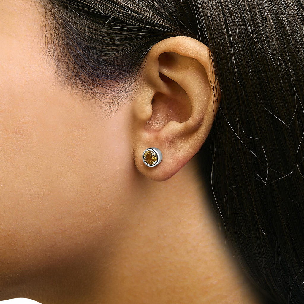 Pendientes solitarios de plata de ley 925 de 6 mm con gema creada engastada en bisel - Friggin Jewelry