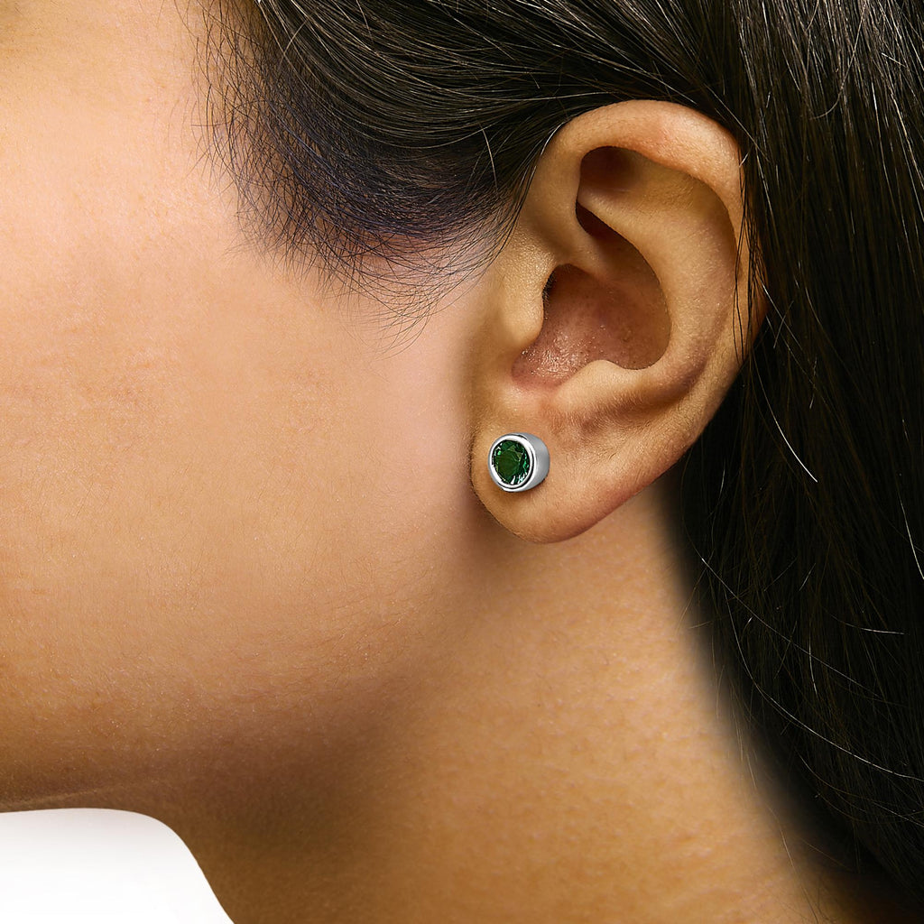 Pendientes solitarios de plata de ley 925 de 6 mm con gema creada engastada en bisel - Friggin Jewelry