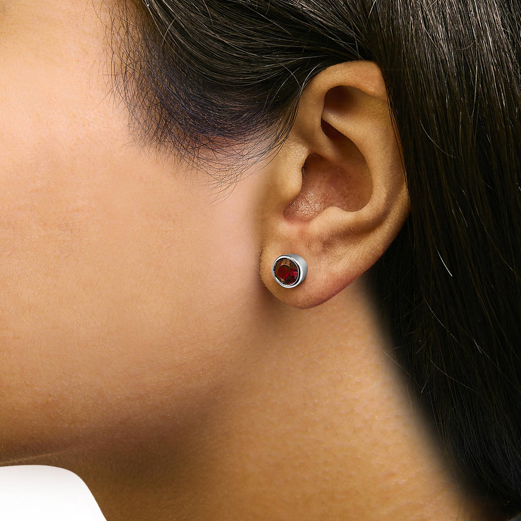 Pendientes solitarios de plata de ley 925 de 6 mm con gema creada engastada en bisel - Friggin Jewelry