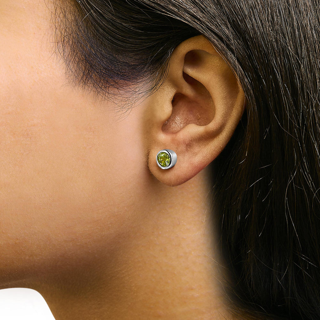 Pendientes solitarios de plata de ley 925 de 6 mm con gema creada engastada en bisel - Friggin Jewelry