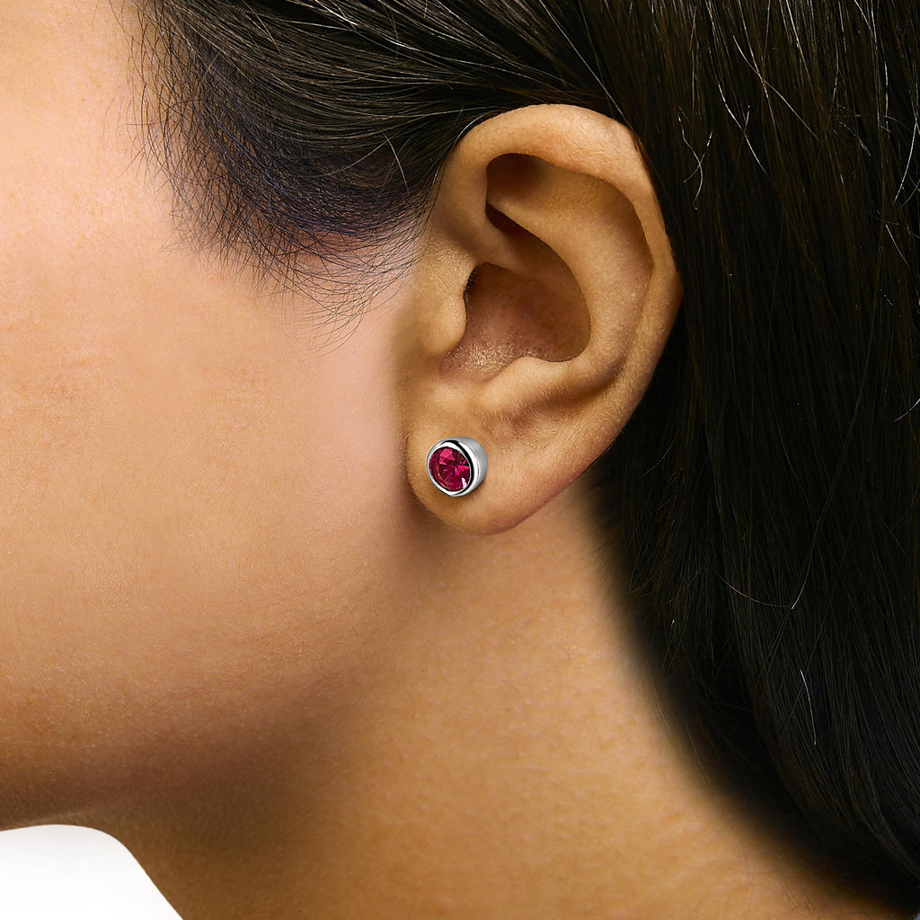 Pendientes solitarios de plata de ley 925 de 6 mm con gema creada engastada en bisel - Friggin Jewelry