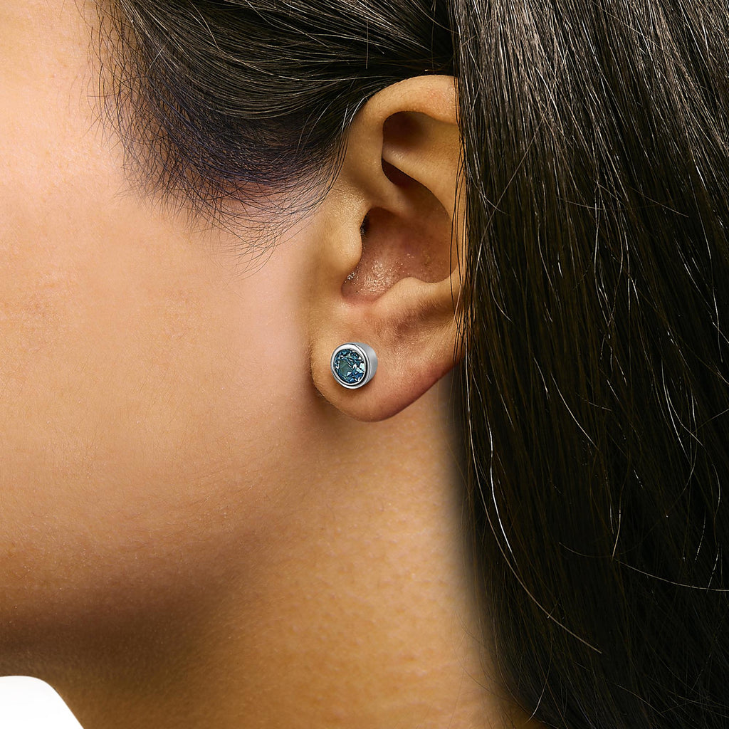 Pendientes solitarios de plata de ley 925 de 6 mm con gema creada engastada en bisel - Friggin Jewelry