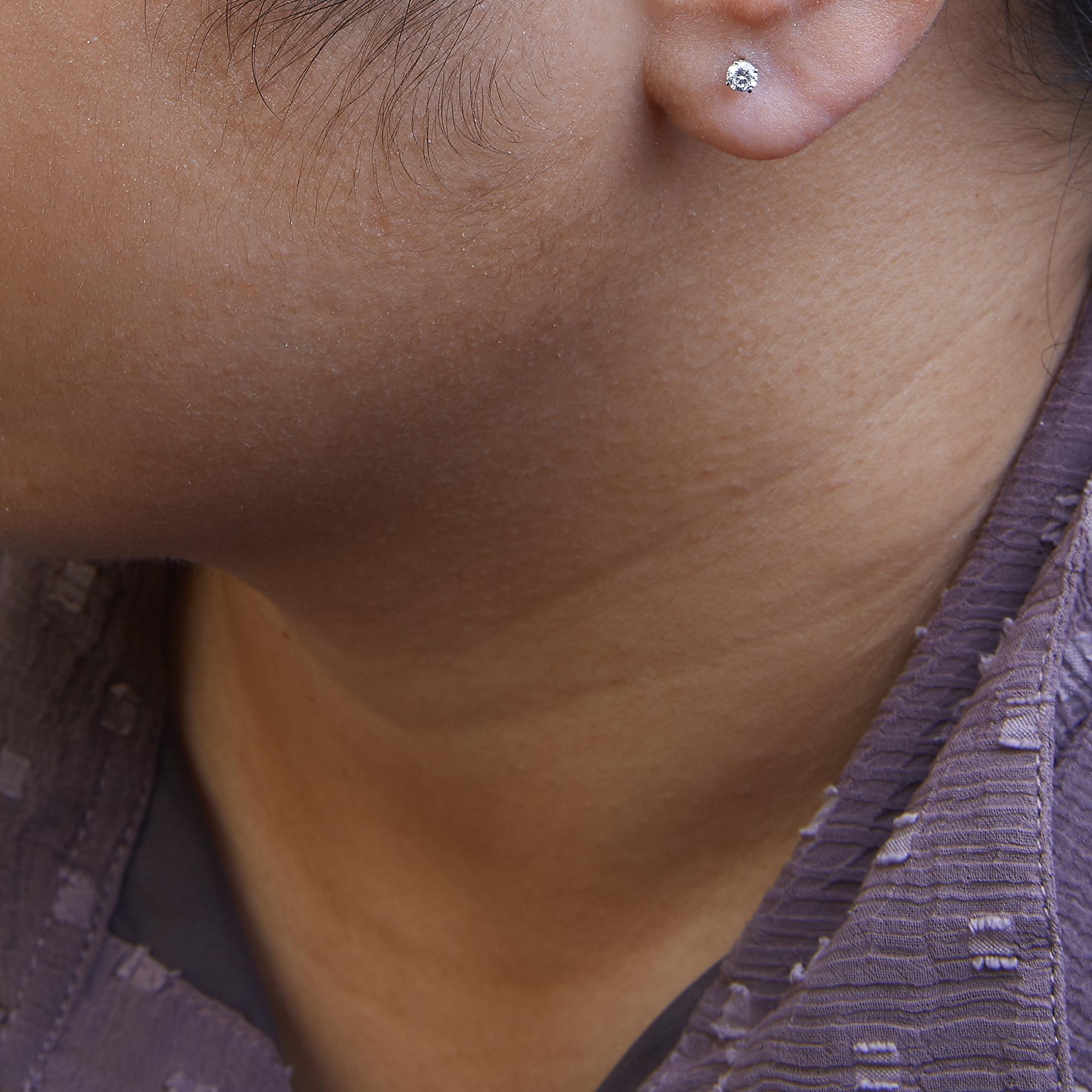 Aretes clásicos de 4 puntas con diamantes cultivados en laboratorio de talla brillante redonda de 1/2 quilates en plata de ley 925 (color FG, claridad VS1-VS2) - Friggin Jewelry