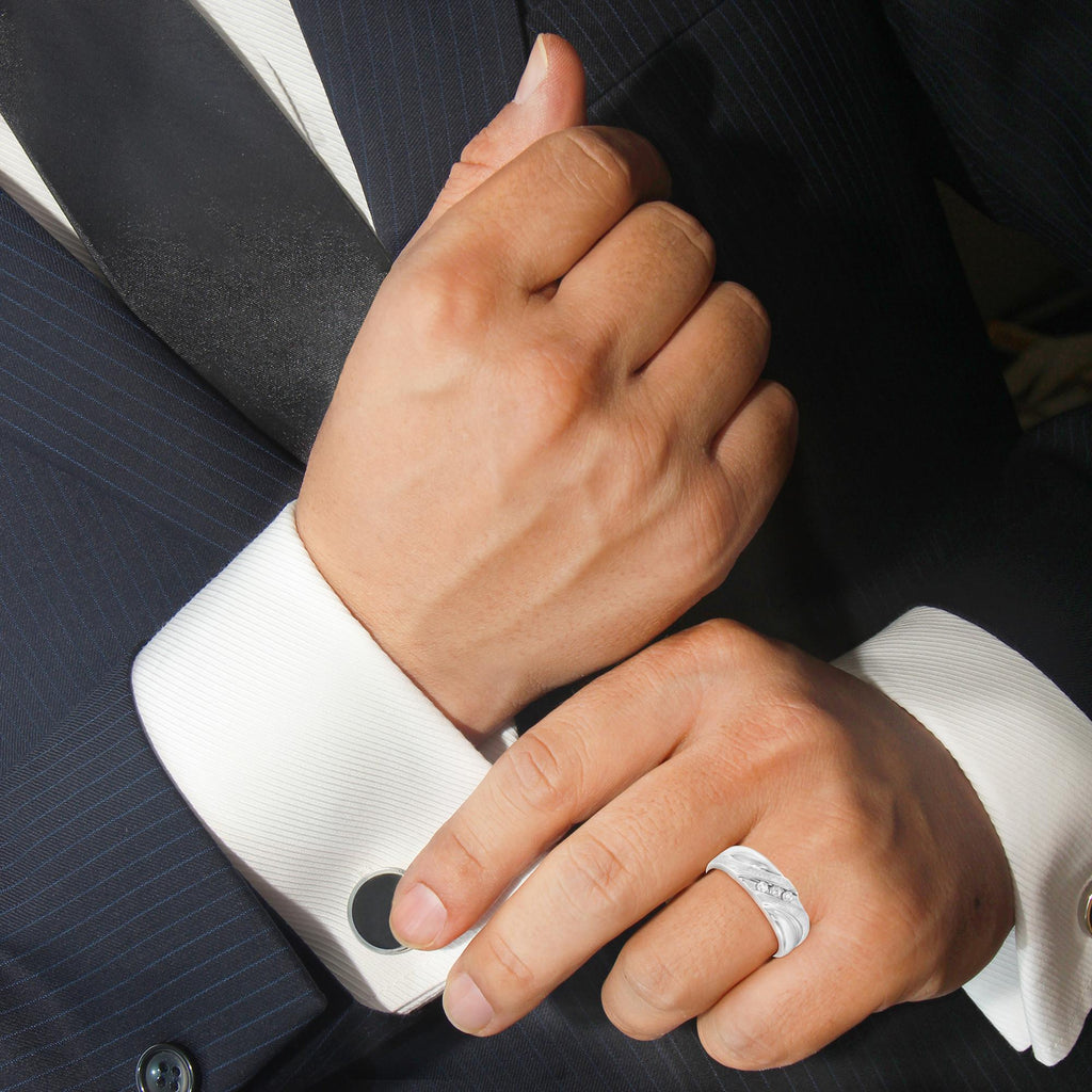 Anillo de bodas para hombre en oro blanco de 10 quilates con diamantes de 1/10 quilates y tres piedras engastadas en canal (color IJ, claridad I1-I2) - Friggin Jewelry