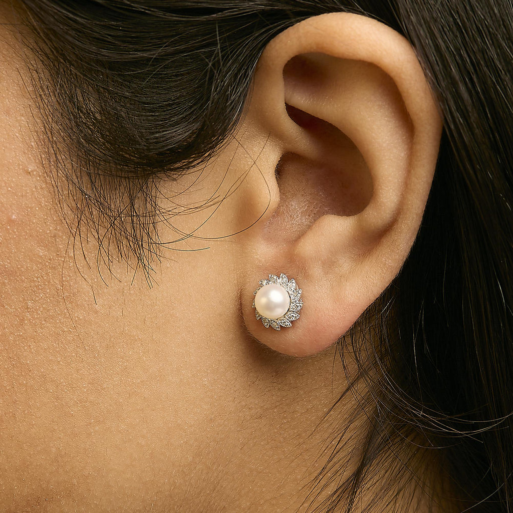 Aretes tipo botón de oro blanco de 10 quilates con halo de perla y diamantes estilo reliquia (color IJ, claridad I1-I2) - Friggin Jewelry