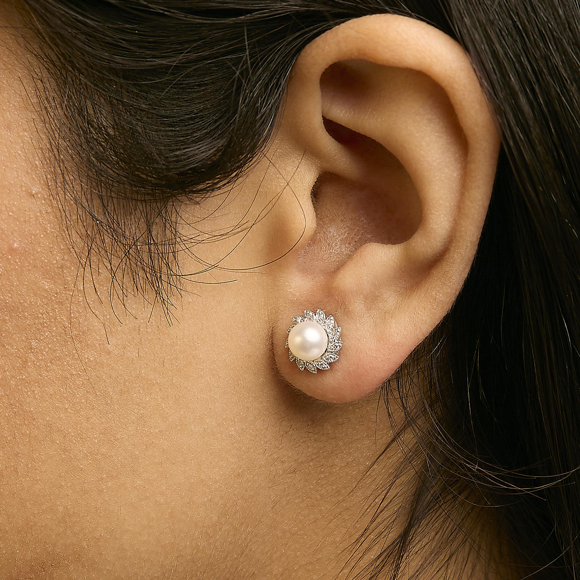Aretes tipo botón de oro blanco de 10 quilates con halo de perla y diamantes estilo reliquia (color IJ, claridad I1-I2) - Friggin Jewelry