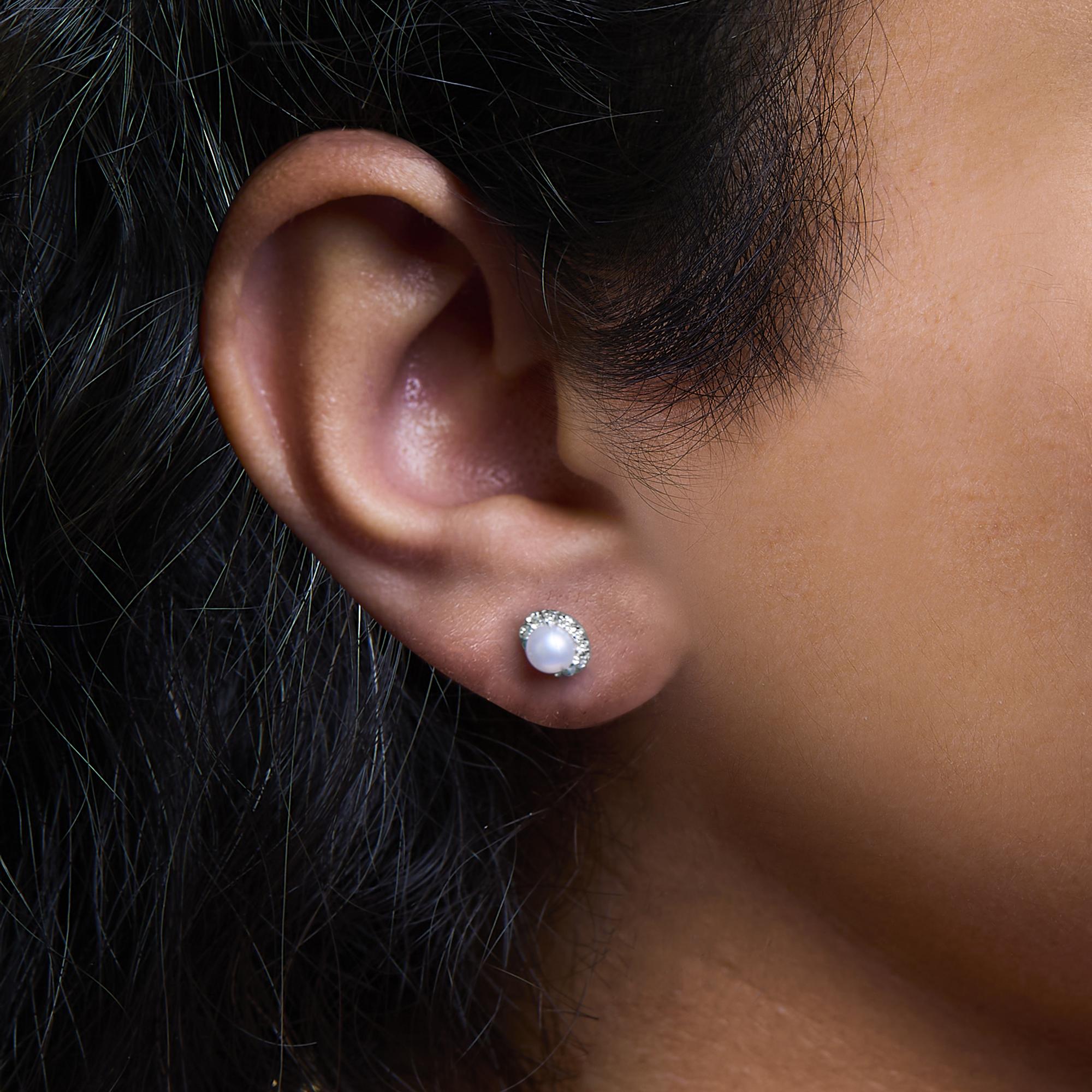 Aretes de oro blanco de 10 quilates con perla cultivada de agua dulce de 4,5 mm y halo de diamantes de 1/7 quilates (color IJ, claridad I1-I2) - Friggin Jewelry