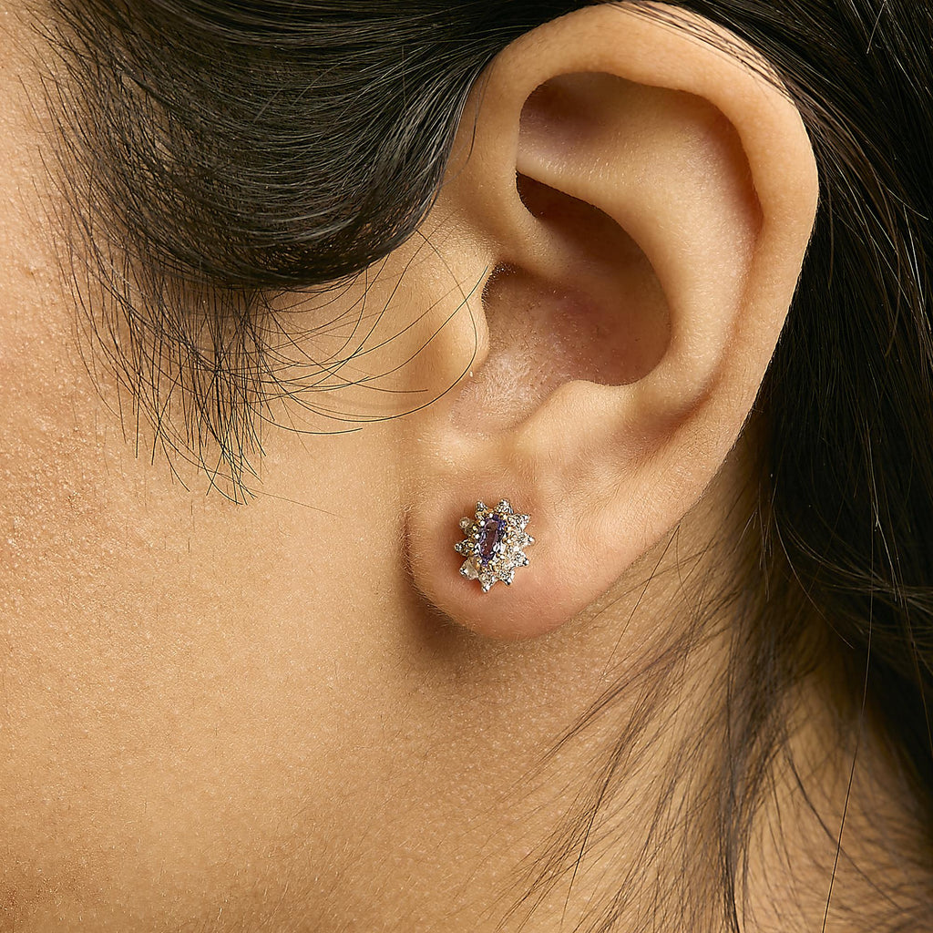 Aretes tipo botón en oro amarillo de 14 quilates con halo de tanzanita azul violeta y diamantes de 1/4 quilates (color KL, claridad I1-I2) - Friggin Jewelry