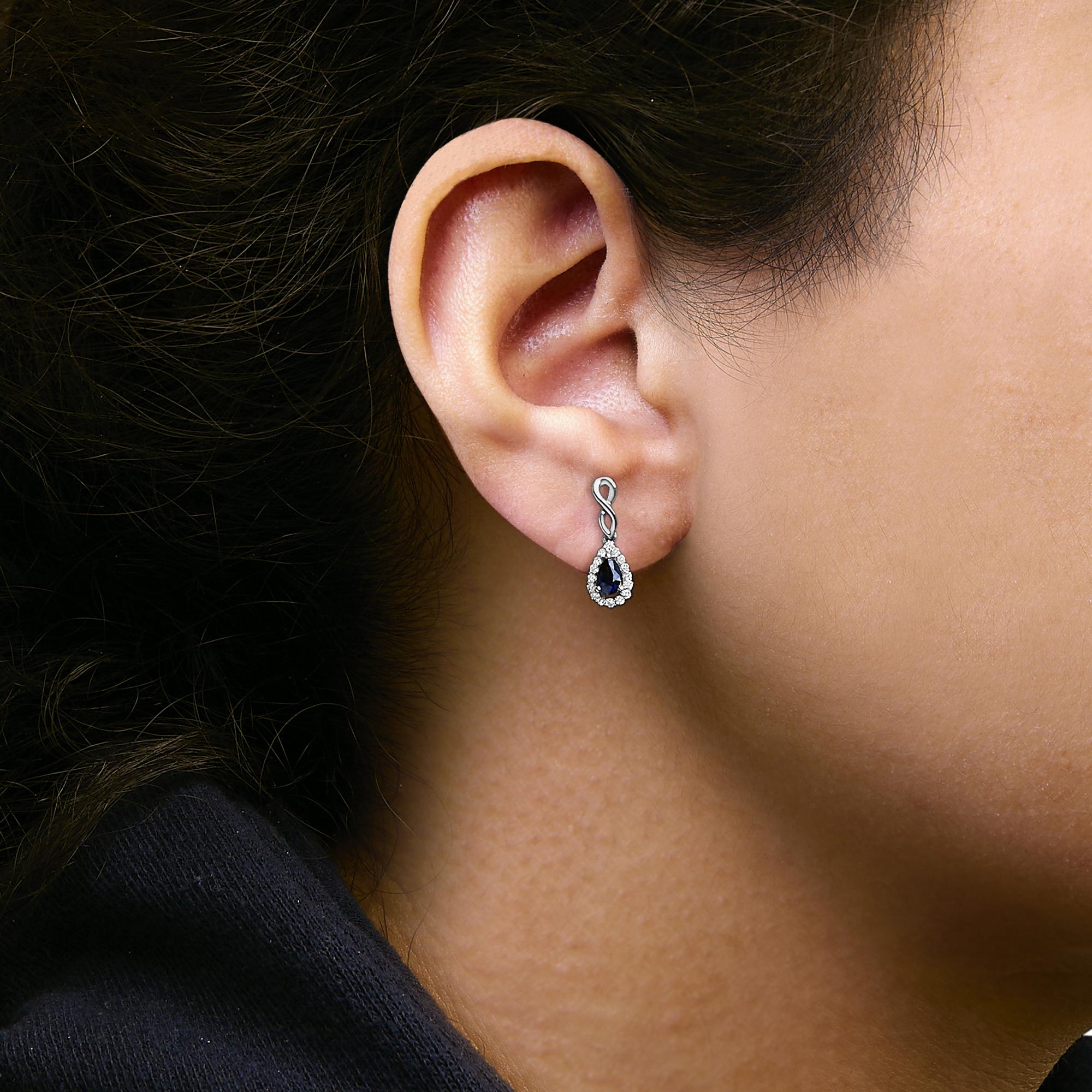 Pendientes colgantes con forma de infinito en oro blanco de 10 quilates con zafiro azul talla pera y diamantes de 1/7 quilates (color IJ, claridad I1-I2) - Friggin Jewelry