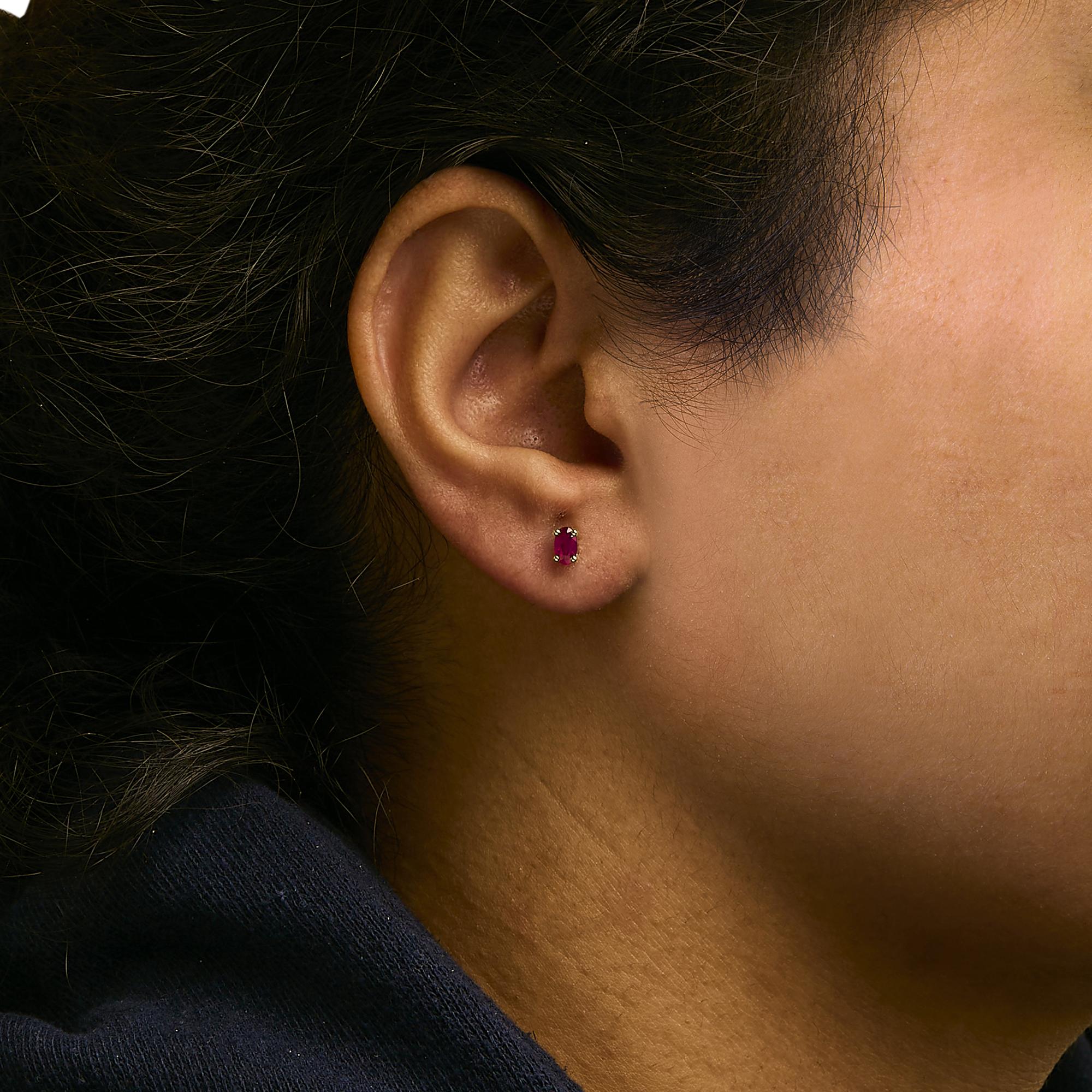 Pendientes de oro de 14 quilates con piedra de nacimiento de corte ovalado de 5 x 3 mm - Friggin Jewelry
