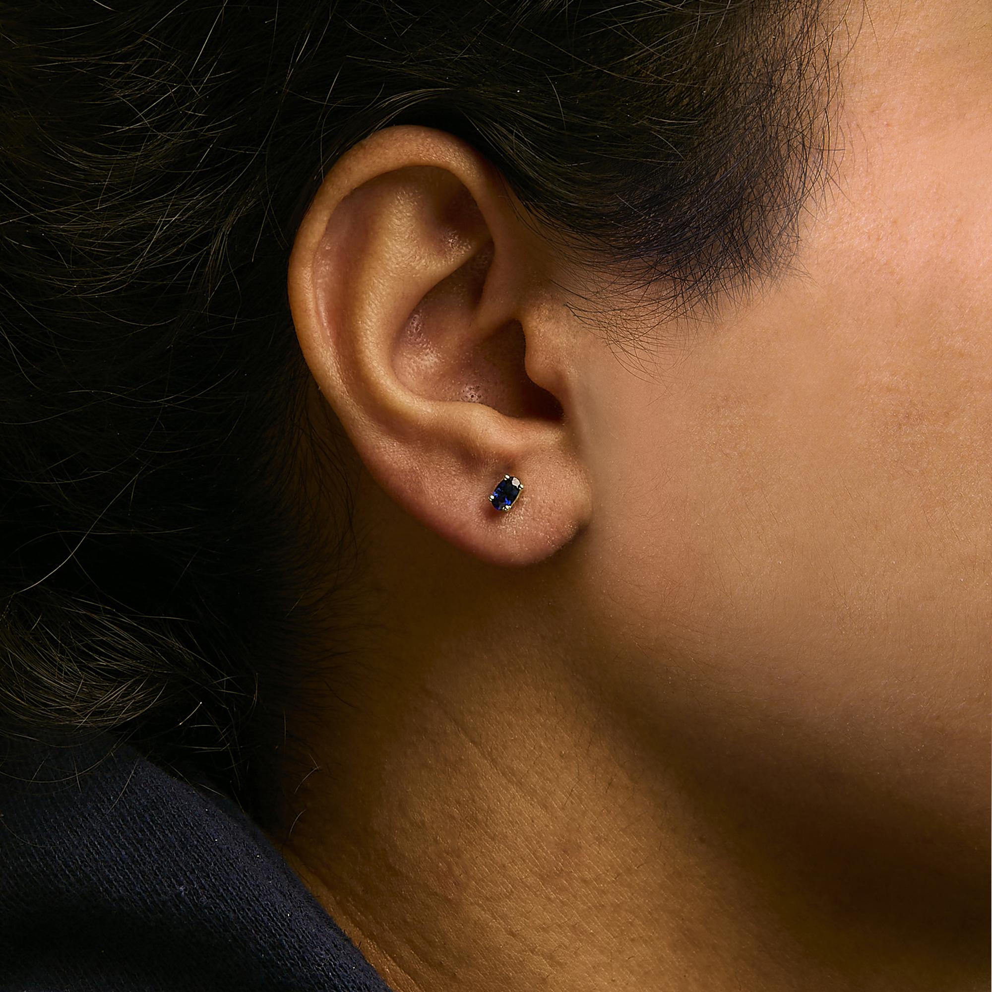 Pendientes de oro de 14 quilates con piedra de nacimiento de corte ovalado de 5 x 3 mm - Friggin Jewelry