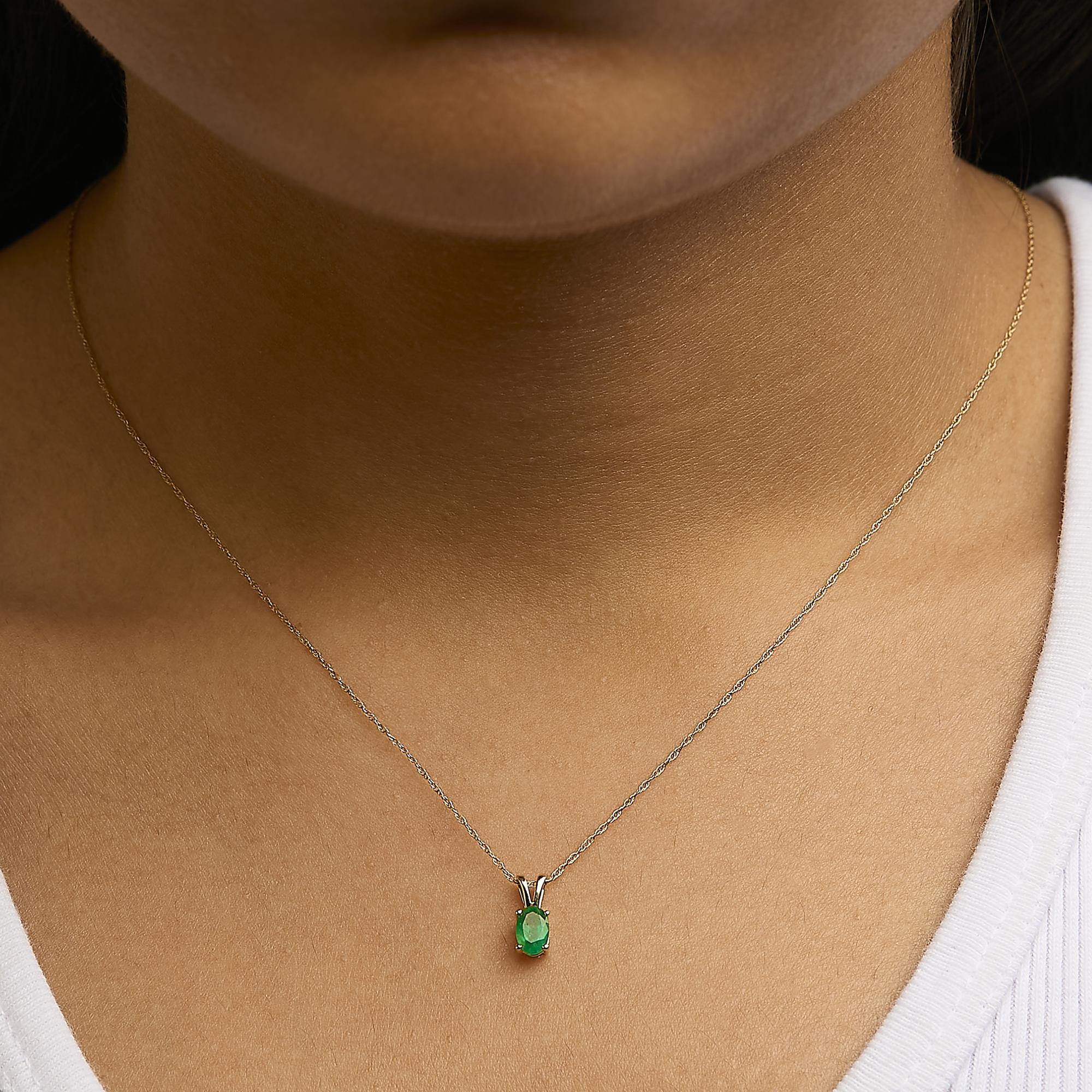 Collar con colgante solitario de esmeralda verde ovalada en oro amarillo de 14 quilates (45,7 cm) - Friggin Jewelry