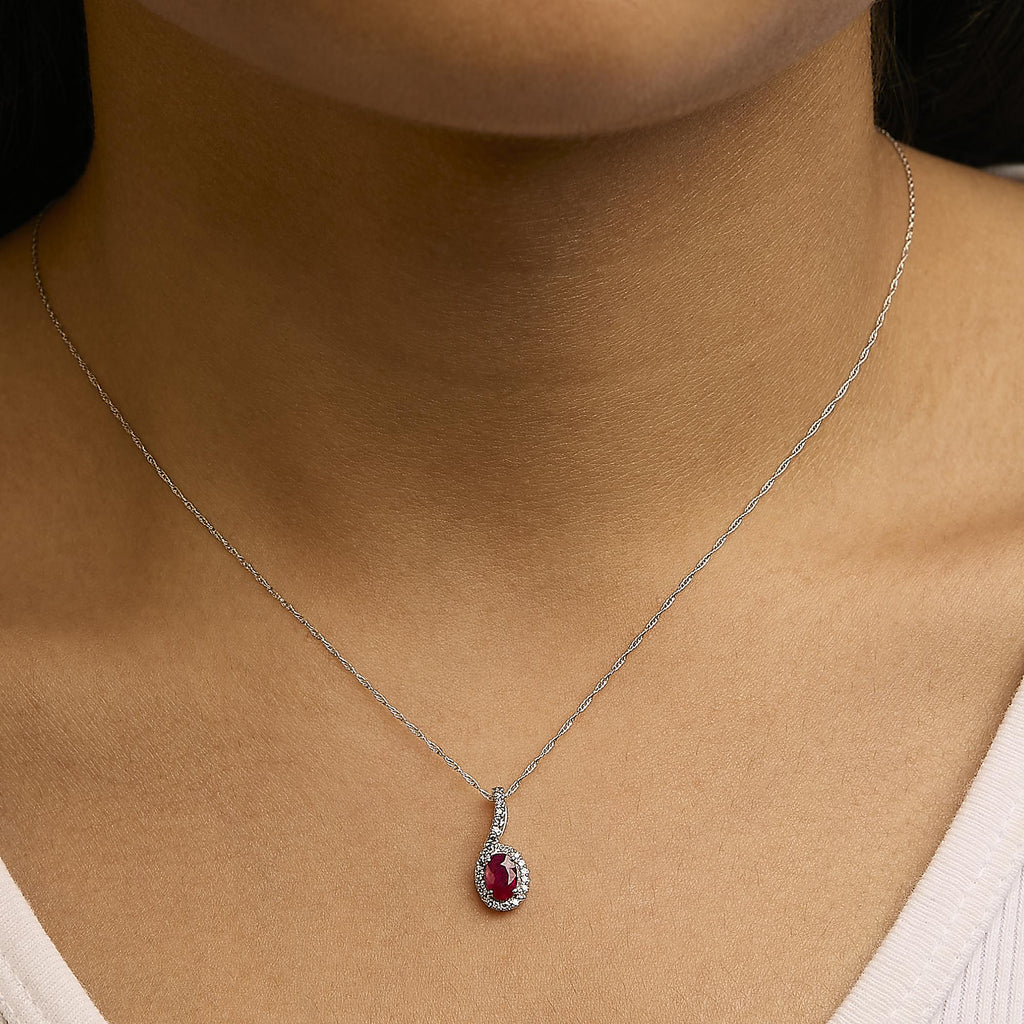 Collar con colgante en forma de lágrima de oro blanco de 10 quilates con rubí rojo y detalles de diamantes - 45,7 cm - Friggin Jewelry