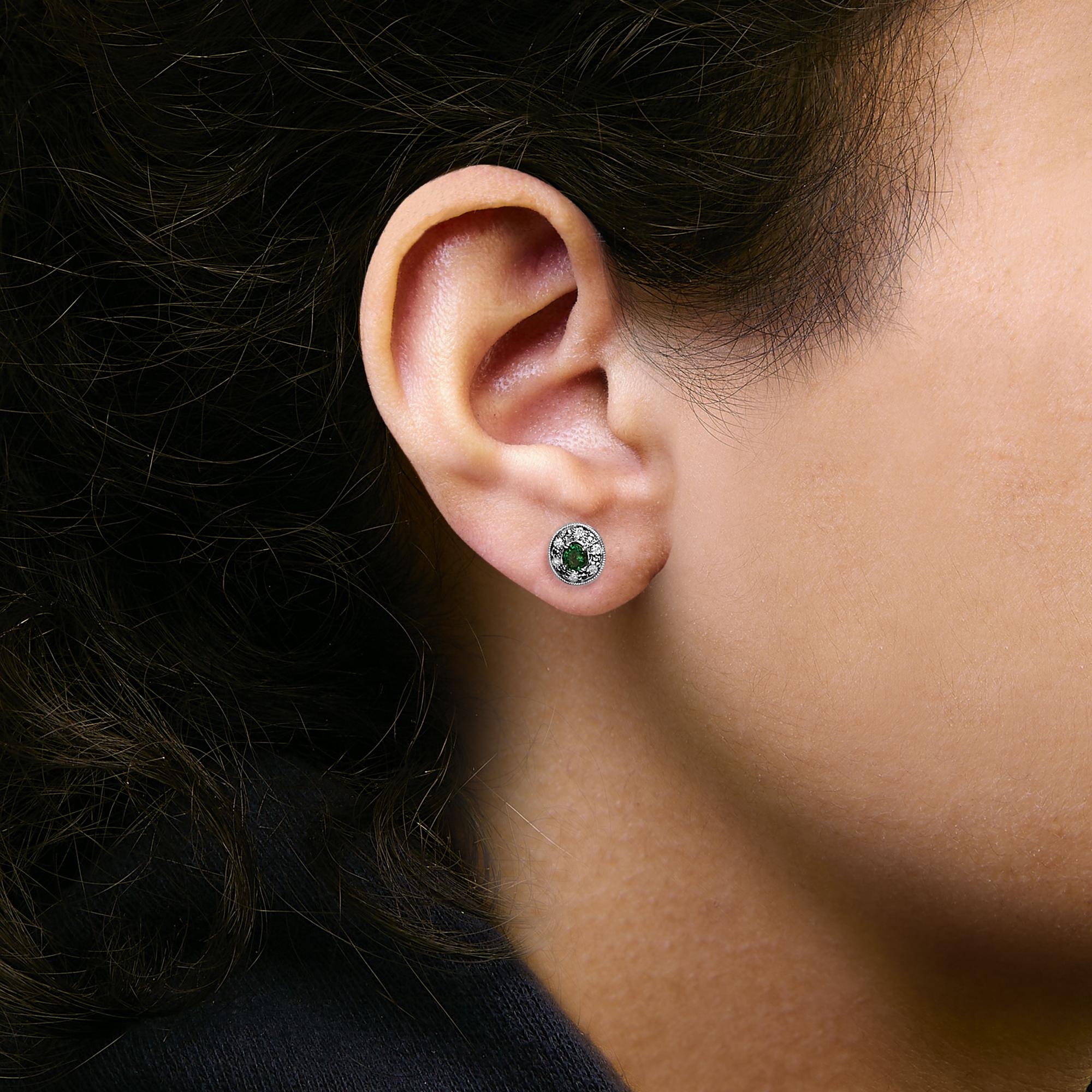 Aretes de oro blanco de 14 quilates con esmeralda verde ovalada y halo de diamantes de 1/10 quilates (color IJ, claridad I1-I2) - Friggin Jewelry