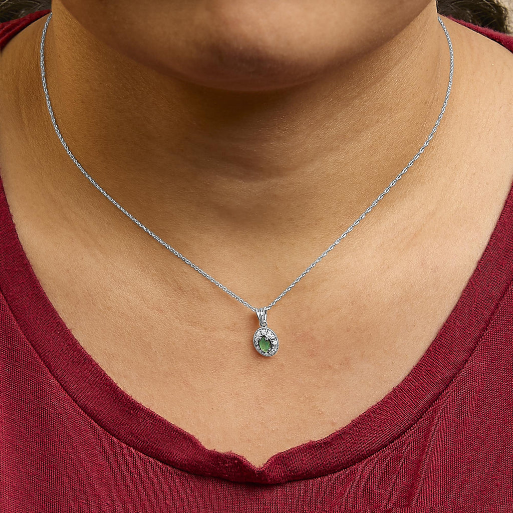 Collar con colgante de esmeralda verde ovalada y halo de diamantes en oro blanco de 14 quilates (45,7 cm) - Friggin Jewelry