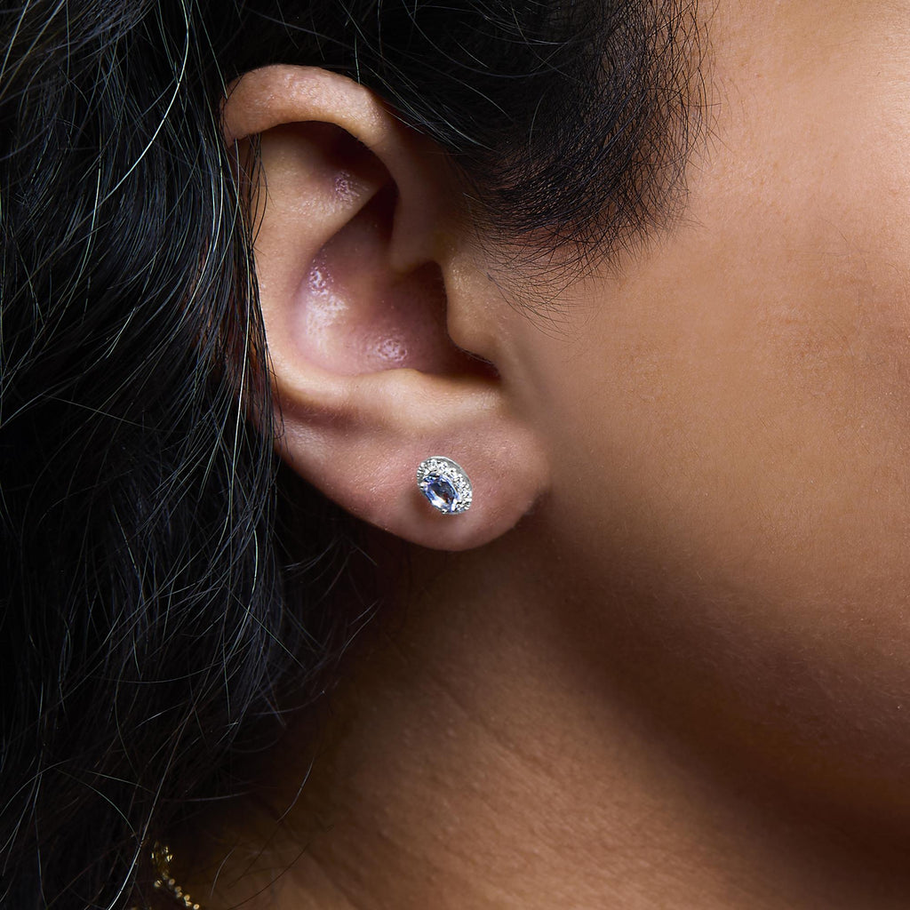 Orecchini a bottone con alone di diamanti e pietra portafortuna taglio ovale da 5x3 mm in oro bianco 10 carati (colore IJ, purezza I1-I2) - Friggin Jewelry