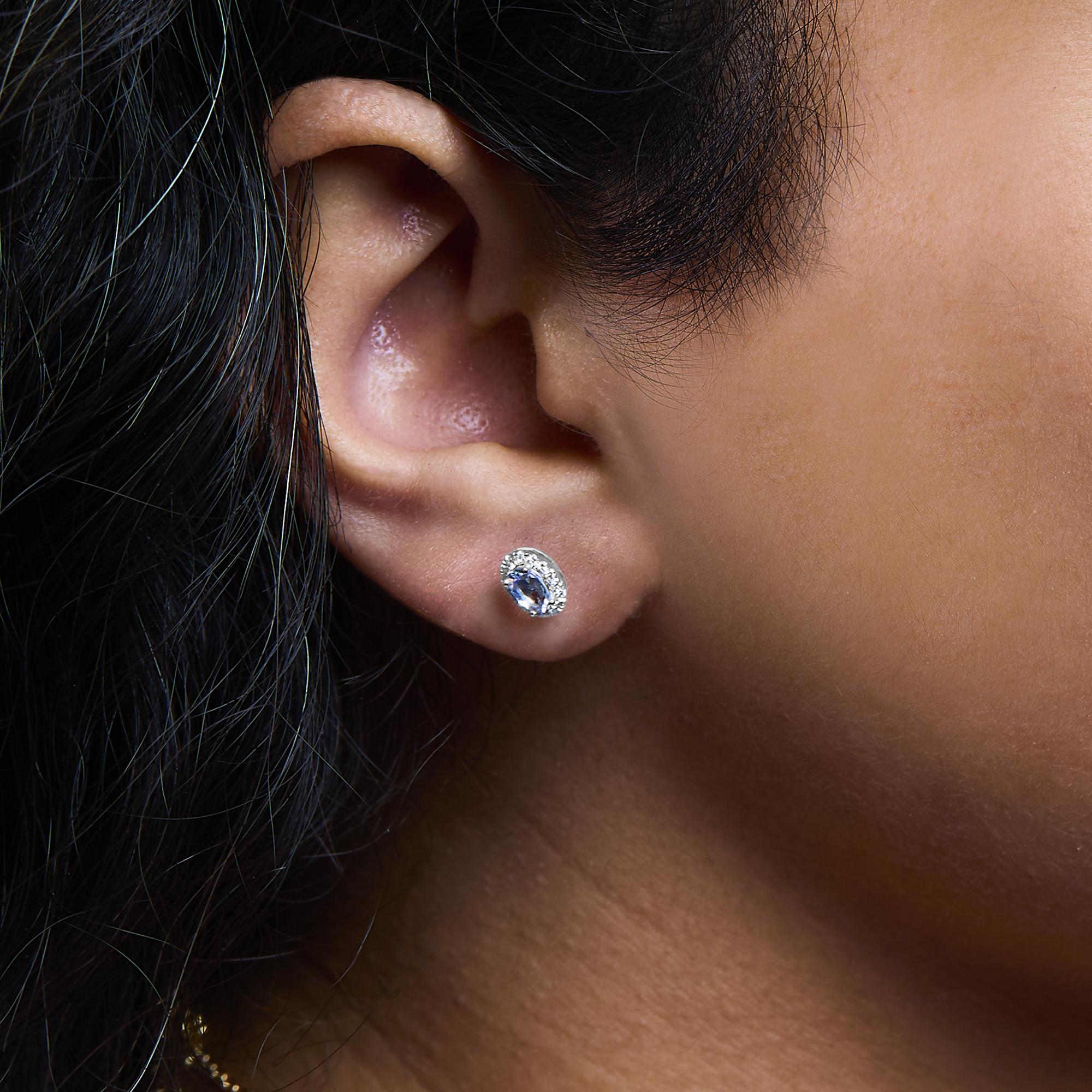 Orecchini a bottone con alone di diamanti e pietra portafortuna taglio ovale da 5x3 mm in oro bianco 10 carati (colore IJ, purezza I1-I2) - Friggin Jewelry